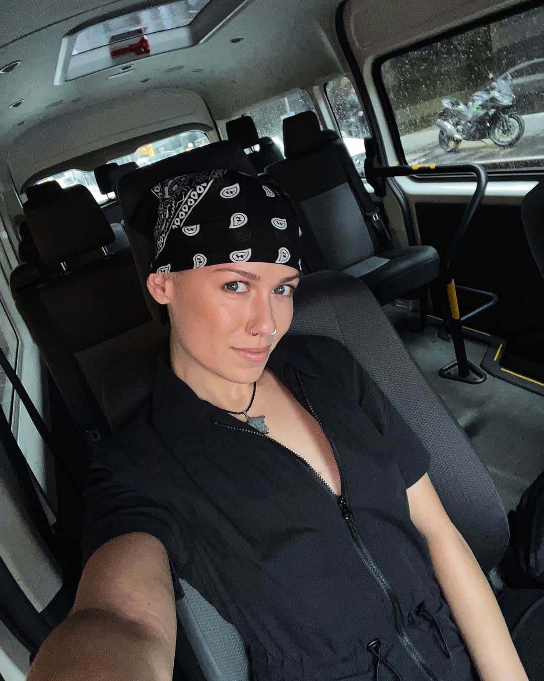 ジェナ・マクドゥーガルのインスタグラム：「Trying this on 🚐  @theaces @destroyalllines」