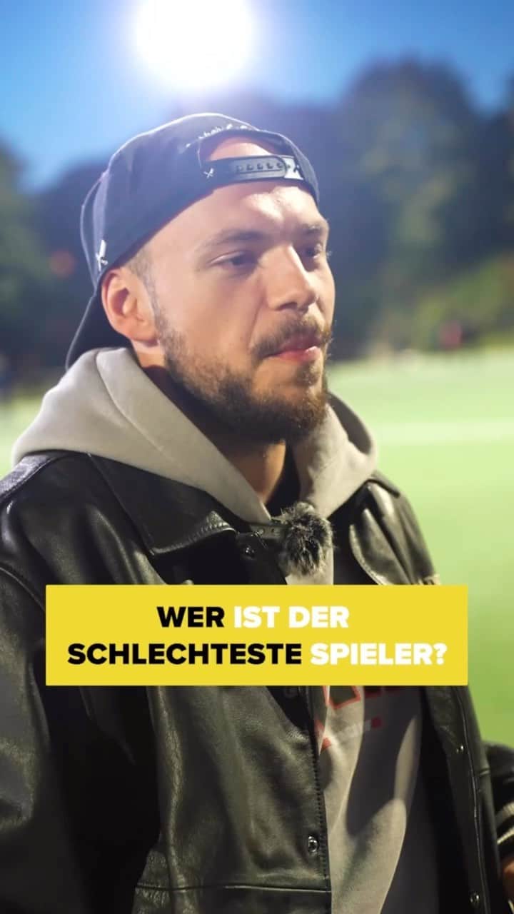 ハンス・サーペイのインスタグラム：「Wer ist der schlechteste Spieler bei @fcbrotatos ?  Was sagt ihr ?」