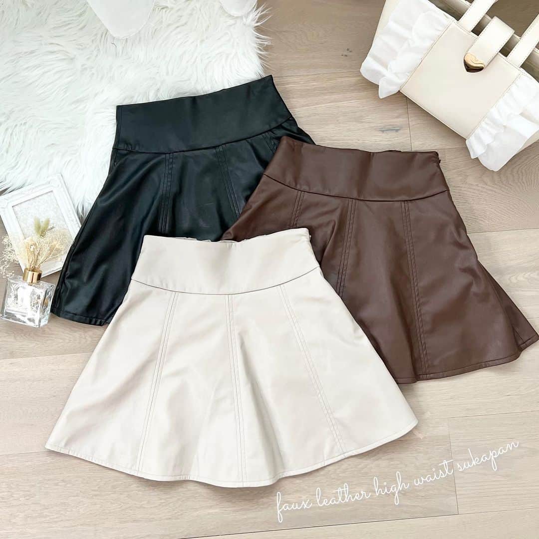 apres jour(アプレジュール) のインスタグラム：「【new arrival🎀】11/9(木) 21:00〜 ⁡ ◆1枚は持っておきたい！秋冬の定番レザーアイテム♡ ⁡ 秋冬らしいレザーのフレアスカパン。 普段使いしやすい定番カラーでご用意いたしました。 インナーパンツが付いているので安心して着用いただけます。  ハイウエストデザインなのでスタイルアップ効果も抜群！  サイドファスナーのため着脱も簡単に◎  ニットトップスやインナー合わせでシンプルなスタイリングや デザイン性あるブラウス合わせでフェミニンな着こなしも可能です！  ⁡ #フェイクレザーハイウエストスカパン 商品番号🔎985144 サイズ…F/XL ¥3,995(taxin) ⁡ ⁡ こちらの画像はインスタ用に加工しておりますので、カラーの雰囲気が実際の商品と異なる場合がございます。 商品ページにてカラーのご確認をお願い致します。 ⁡ #ZOZOでしか買えない #アプレジュール #アプレ部」