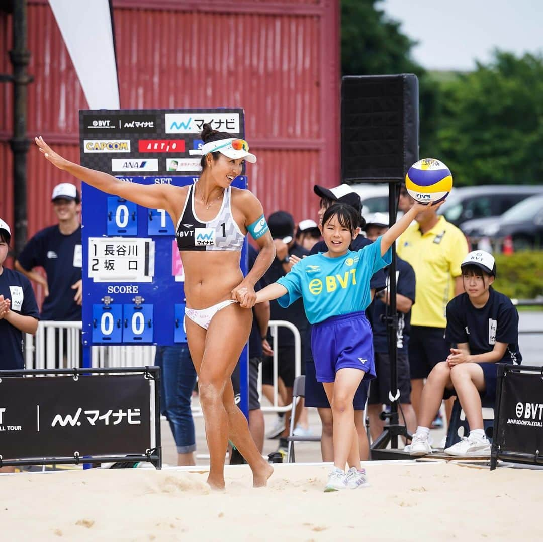 長谷川暁子のインスタグラム：「⁡2023 マイナビジャパンビーチバレーボールツアーが終了しました🏝️!! 4月から始まったシーズンもあっという間に終わってしまい、時間が経つのは早いですね😌  今シーズンは10大会中6大会に出場しました。  第1戦 立川立飛大会🥈 第2戦 平塚大会ガラナ・アンタル力杯🏆🥇 第3戦 渋谷大会🏆🥇  第4戦 横浜赤レンガ倉庫大会🏆🥇 第5戦 青森大会🥈 第7戦 名古屋大会🏆🥇  みなさんからのたくさんの声援が届いていました！ 会場で声をかけてくれたり、DMでの応援メッセージもありがとうございます。 また隣で一緒に戦ってくれた由里香(@yurika_sakaguchi )も本当にありがとう!!  来シーズンのジャパンツアーもお楽しみに🤭🏝️ 来年も10大会くらいあるみたいです!!  #beachvolleyball #volleyball #女子アスリート #トレーニング女子#ビーチバレーボール #長谷川暁子 #akikohasegawa #newerajapan ⁡」