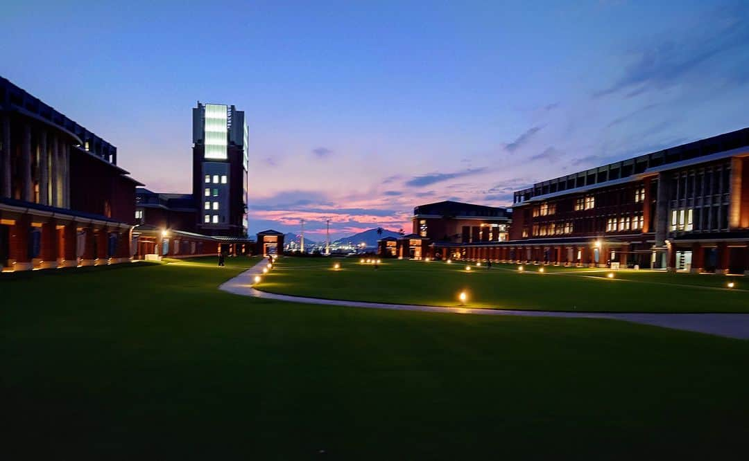 神戸学院大学さんのインスタグラム写真 - (神戸学院大学Instagram)「フォトコンテスト「神院大キャンパスライフの魅力」【2023年10月－12月】応募作品No.336は現代社会学部 社会防災学会 3年次生の濱﨑 亮太さんからご応募いただきました。  ～写真にまつわるエピソード～ 🎃Happy Halloween🎃 ライトがキャンパスを照らし、まるでキャンパスが仮装しているように感じたので、思わずシャッターを押してしまいました📸 肌寒くなってきた帰り道も少し「ポカッ」。 ～～～～～～～～～～～～  確かに紫がかった怪しげな空の色とキャンパスにともるライトがハロウィンの雰囲気を演出していますね！ 季節にぴったりの写真をありがとうございます！  広報グループではフォトコンテスト10月～12月の応募を受付中です。 皆さんも「普段とは一味違った写真」や「知られざる秘密の場所」など、神戸学院大学の魅力が伝わる写真を撮影して、ぜひフォトコンテストに応募してみてください。  フォトコンテスト「神院大キャンパスライフの魅力」は3か月ごとに大賞作品を選びます。 大賞に選ばれた方には記念品を贈呈も！  詳しい応募方法は以下のURLから↓ https://www.kobegakuin.ac.jp/support/student_life/contest.html  素敵な写真が撮れたら広報グループ（koho@j.kobegakuin.ac.jp）まで！  #神戸学院大学 #神戸学院 #神戸 #大学 #kobegakuin #kobegakuinuniversity #ポーアイ #ポートアイランド #大学生 #中庭 #夕焼け #空 #夕焼け空 #キャンパスライフ #学生生活 #写真 #写真コンテスト #フォトコンテスト #フォトコン #フォトコンテスト開催中 #ファインダー越しの私の世界 #キャンパスフォト #フォト #写真部 #大学の景色 #空が好きな人と繋がりたい #写真好きな人と繋がりたい #夜景」11月8日 20時00分 - kobegakuin_university_koho