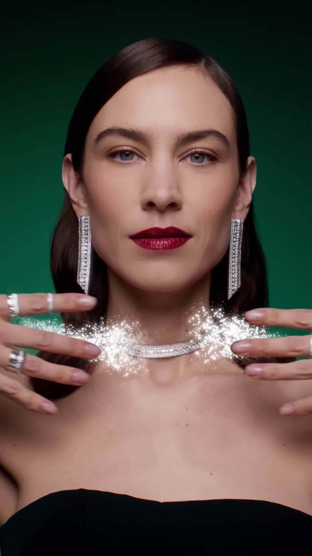 ブシュロンのインスタグラム：「Boucheron's guide to the perfect holiday. Trick #1 : bring on the lights.⁣ @alexachung  ⁣ #EmeraldEnchantment⁣ #BoucheronHoliday #AlexaChung」