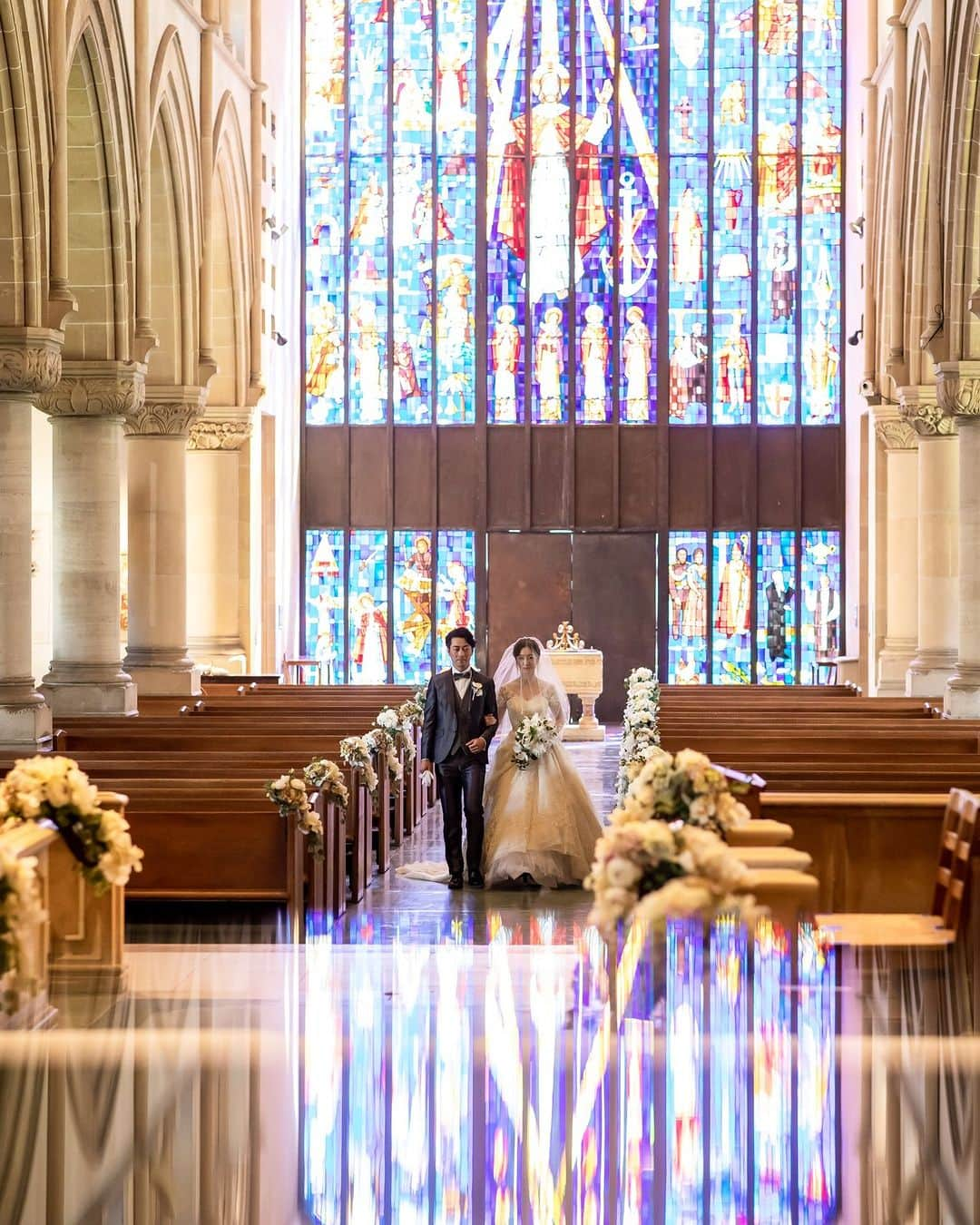 ファーストウエディング公式 ハワイウエディングのインスタグラム：「. ≪Hawaii/St.Andrew's Cathedral≫ Happy wedding day！  ▽Special Thanks… photo　@shirabe_recuerdo_hawaii  make　 @hawaiihairmake_aki  Dress&Tuxedo:firstwedding  ＝＝＝＝＝＝＝＝＝＝＝＝＝＝＝＝＝＝＝＝＝＝ ■会場詳細・コーディネーターブログ・各種キャンペー ン 　資料請求、ご来店、オンライン相談は 　プロフィール欄のLinkよりご覧ください！ ＝＝＝＝＝＝＝＝＝＝＝＝＝＝＝＝＝＝＝＝＝＝  #FIRSTWEDDING #ファーストウエディング #リゾートウェディング #リゾート婚 #ハワイ挙式 #リゾート挙式 #セントアンドリュース大聖堂 #セントアンドリュース教会 #リゾ花 #家族婚 #2023冬婚 #2024春婚 #2024夏婚 #2024秋婚 #2024冬婚 #プレ花嫁 #プレ花嫁さんと繋がりたい #ハワイ旅行 #ハワイ好きな人と繋がりたい #ハワイ観光 #hawaii #hawaiitrip #hawaiiwedding #wedding #weddingphotography #bouquet #ハワイウエディング #ハワイウェディングフォト #ステンドグラス」