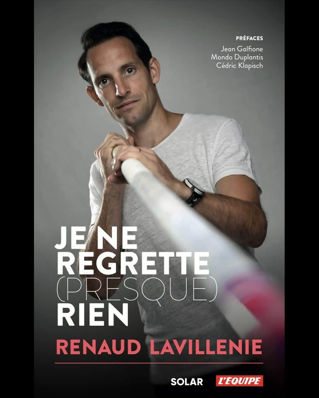 ルノー・ラビレニのインスタグラム：「📕 C’est avec beaucoup de plaisir et d’émotions que je vous annonce la sortie de mon livre autobiographique  « JE NE REGRETTE (PRESQUE) RIEN »  écrit avec Nicolas Herbelot pour les éditions Solar 📕.  Rien ne me prédestinait à devenir un jour champion olympique🥇et recordman du monde de saut à la perche à part ma passion pour ce sport, et c’est cette histoire que je vous raconte en étant cash à ma façon.   Disponible dès le 9 novembre 🤝」