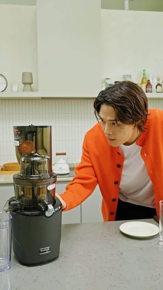 ジョンヒョクのインスタグラム：「내 손맛 좀 볼래? (진짜 맛있음ㅋㅎ)  Would you like to try my juice? It's really delicious. #Kuvings #쿠빙스 #REVO830 #ColdPressJuicer」