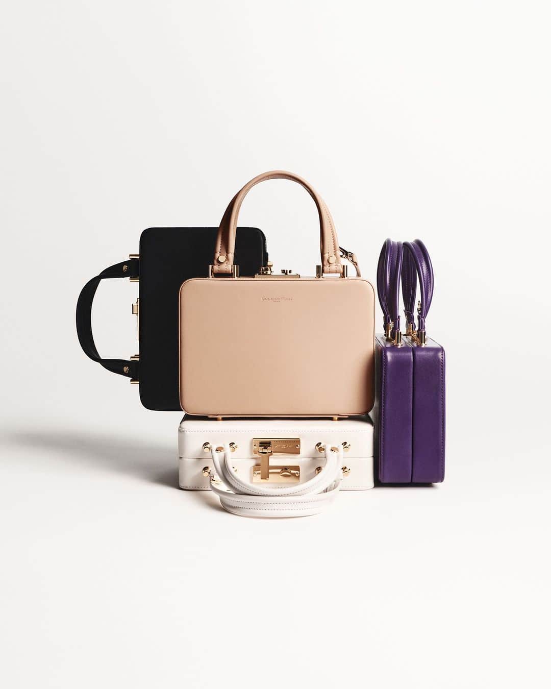 ジャンヴィートロッシのインスタグラム：「Black or Off-white? Violet or our signature Cipria pink? Whatever colour you choose, Valì bag represents the quintessential Italian minimal design. #GianvitoRossi #SayCiaoToVali」