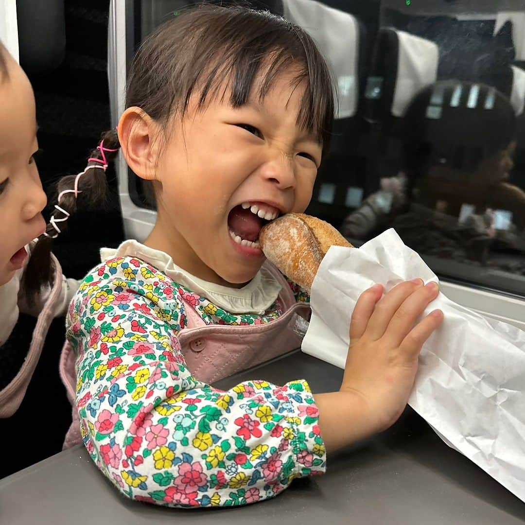 村方乃々佳のインスタグラム：「パン屋さんで長いバケットを買ったののちゃん🥖 「かたくてかめない〜ひーちゃんてつだってー」と前歯しかないひーちゃんに助けを求めていました😆  #村方乃々佳 #ののちゃん #ののかちゃん #ののちゃんねる #nonokamurakata #노노카 #NONOCHAN #ひーちゃん」