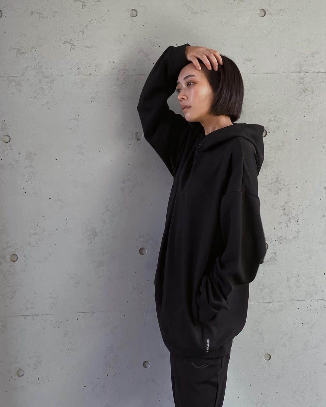 石川マリーのインスタグラム：「久しぶりにコーデ🖤 って言ってもスウェットだけど😝  だいたいいつもこんな格好で 家の近くのスーパーや公園に行ってます👣 もちろんすっぴんだよ？笑  えっ、みんなこんなもんだよね？違う？🙄  たまにとっても綺麗にされてるママさんを見かけると ハッとするけれど…笑  このスウェット、着るだけで疲労回復するという 嘘みたいな奇跡のようなスウェットなの😳✨  Clothes @sixpad_official  ． ． ． ． ． ． ． #今日のコーデ #コーデ #今日の服 #ファッション #スタイル #スウェット #スウェットコーデ #ママコーデ #ママファッション #ママ #ママライフ #アラサーママ #大阪ママ#関西ママ #新米ママ  #ootd #coordinate #fashiongram #fashionstyle #instafashion #fashionblogger」