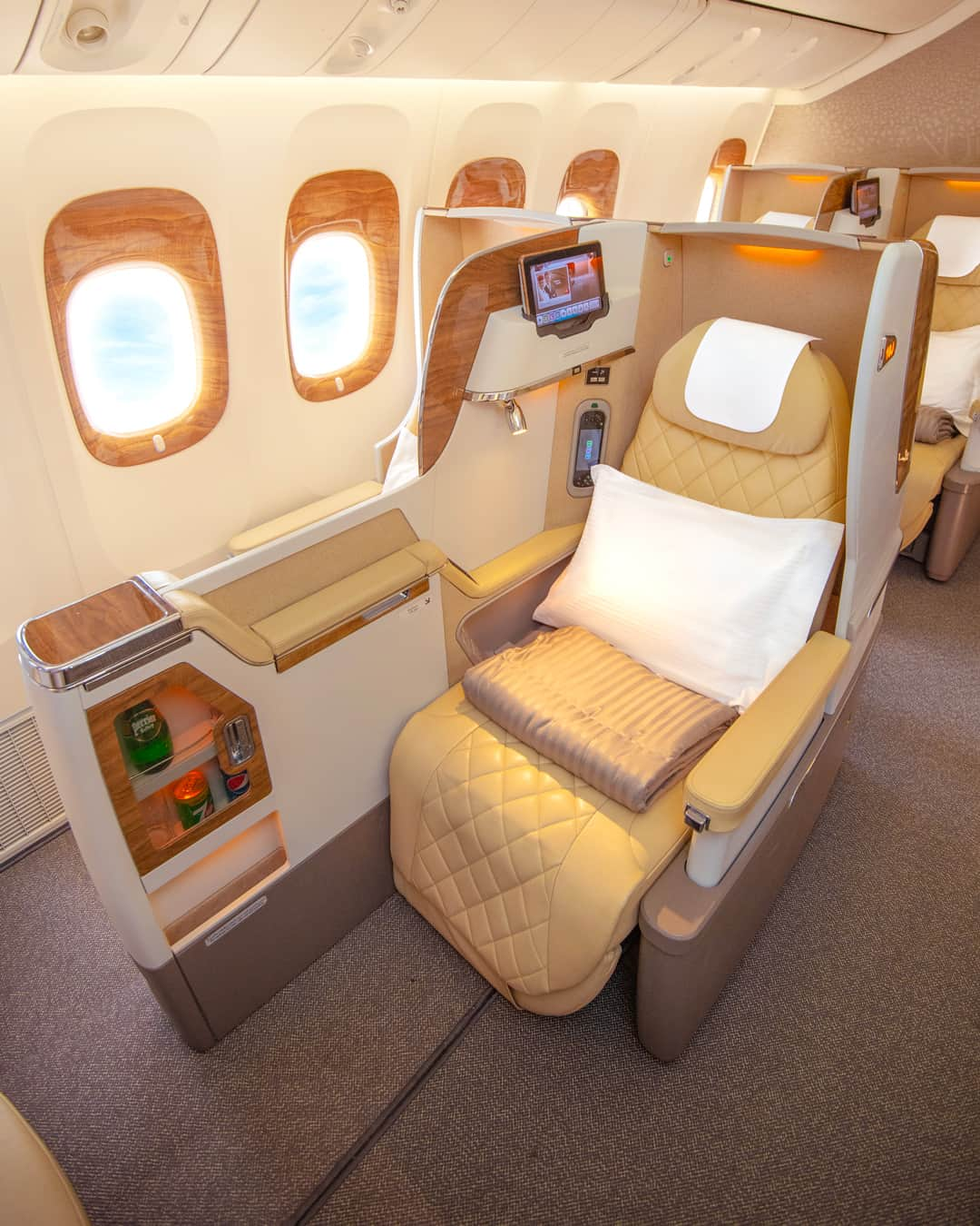 エミレーツ航空のインスタグラム：「Whether you're traveling for work or play, we've got the right seats for you.   #Emirates #FlyBetter」