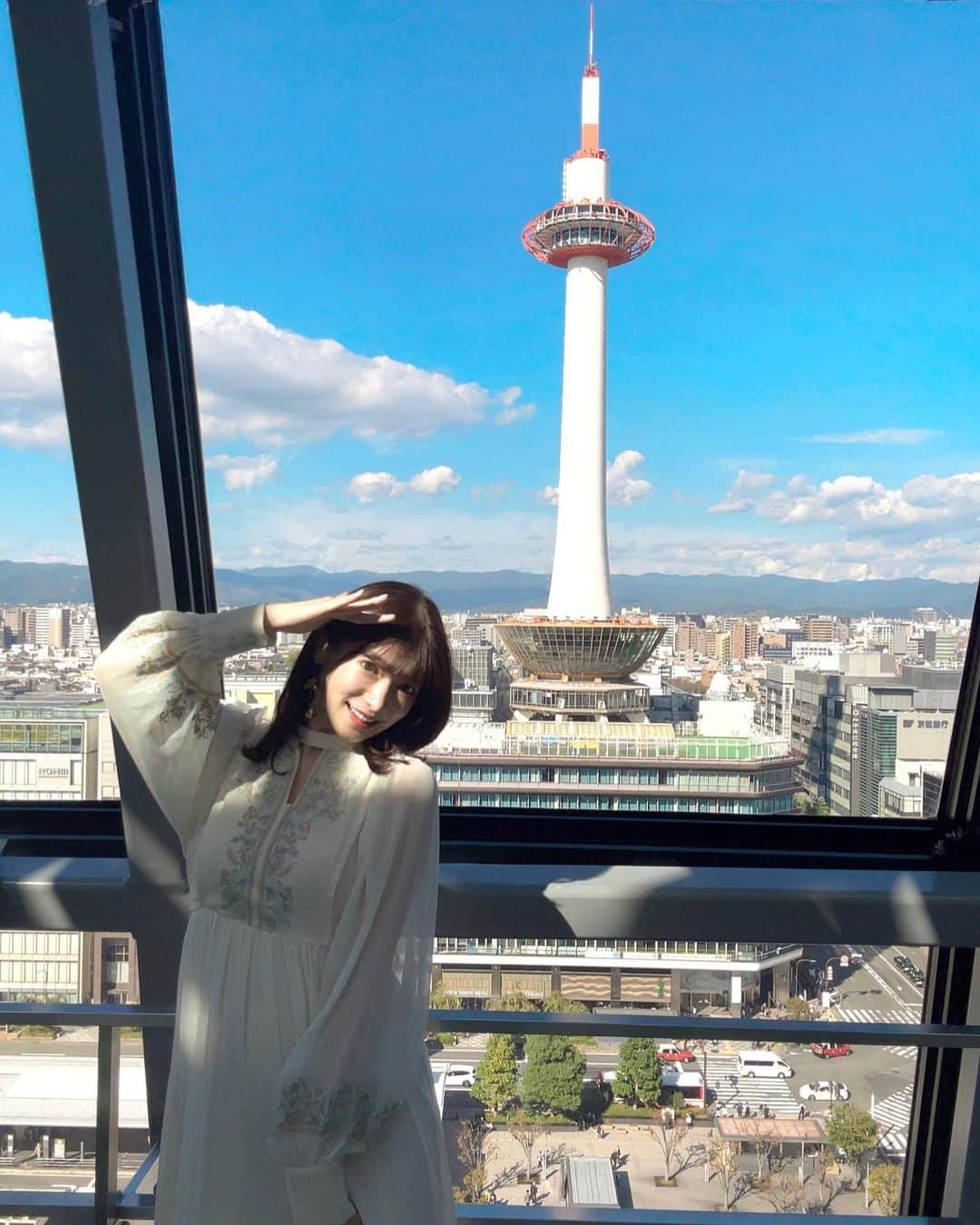 渚志帆のインスタグラム：「何だかんだ京都タワーに初めて登りました🗼  望遠鏡がどこも自由に見れて京都を一望素敵だった🔭💫  展望台って、今しか見れない風景が全体的に見れて 貴重に感じて感動します☺️🌼」