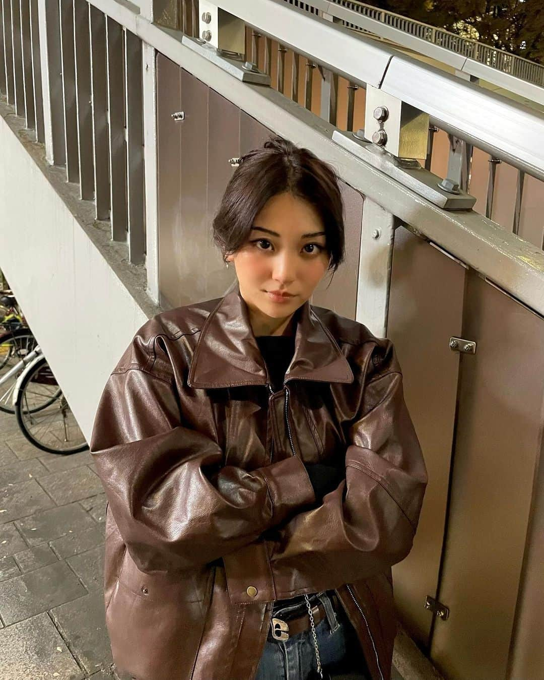 金谷鞠杏のインスタグラム：「ーーーーーーーーーーーーーー Hi  ⁡  photo dump!!!!!!  ⁡ 1. @shaggie_official で出会ったbrown leather jacket🤎 　vintage感もありルーズなデザインに 　ビックシルエットだからレイヤードしても 　綺麗に着こなせるのが好き。  2. @override_official のおニャンこ帽子🐱 　ホワイトに展示会で一目惚れ。 　季節感も出てコーデのワンポイントにもってこい。 　猫一期生の私にとっては大必需品なのです。  3. photo by @nozomi_waxyyy 📷✨ 　眉癖改善のHBLは1回やるとやみつきになるくらい 　愛してやまない私の毎月ケア。 　眉を整えると本気で人生変わるくらい自信を持てる 　正直メイクよりも先に眉毛ってくらい。 　眉へのこだわりもよく聞かれるので 　リクエストあればまた詳しくpostしようかと。 　ファンの方も見て通ってくれているみたいで 　ありがとうございます😊♡ ⁡  4. @hystericglamour_tokyo の展示会でのphoto🎞 　個人的なオーダー時のポイントは、 　・着まわしとレイヤードできるか 　・シルエットが自分に馴染むか 　・トキメクか　 　ラフなのにおしゃれなのと主役級アイテムばかりなのに　　 　組み合わせが自由自在なのが虜🏹 ⁡  5.ブロンドからトーンを落とすのを決めてから、 　一番にお任せしたのは @coty_hair の@osanairyo さん 　6年くらいお世話になっています…！ 　いつも相談しながら透明感抜群のカラーにしてくれるよ。 　カットも小山内さん✂︎ 　🧴 @riku_honda ⁡  6.機能性万能な @dcshoes_japan のTRACK JACKET 　オーバーサイズでドローコードも付きなので 　気分によってシルエット変えてます。 　吸汗速乾だから外でも使ってるけど、 　LIVE会場は寒いことが多いので 　秋冬はリハ着としても活躍中。 ⁡  7.愛してやまない毎月ケアの @stormystonebyap🪨 　一生通うと決めたくらい大好きなパワースポット！ 　この日も担当の坂野さんにスペシャルケアしてもらい 　本当に身体が軽くなりました…。 　お気に入りの施術は小顔マジックと天然肩ボトックス🪄 　LIVEを頑張れる源の一つなので大感謝です。 　飲んでいるのはミネラルたっぷりのドリンクと 　 @kazumi.g1984さんが作ったQueen酵素！ 　何度も紹介していて私のハイライトの「bm」に 　まとめてるので見てみてね♡ ⁡ ⁡ 8.先月の @misamisa124 nail💅🏻 　よくnail見せてのDMくるのが嬉しいです♡笑 　パラジェル使っているので爪に優しいのと 　全然折れないので綺麗に保ててます。 　LIVEがあるとそれに合わせて色々考えてくれるの♡ 　ここも私の癒しスポットです🌿 ⁡  9.GENIC初のファンクラブツアーFFFオフショ。 　今月(11.23)東京公演がラストです♡ 　3代目国王としてみんなに楽しんでほしいので色々企画中👑 　これとは別に来年の3月〜Zepp Tourも始まり、 　4.7には豊洲PITでファイナルがあるので 　Instaで知ってくださった方もそうじゃない方も 　是非観にきてほしいです！！！ ⁡ ⁡ 10.前髪こんなに伸びたよっていう動画です。笑 　 @guess のjacketは今年で4年目くらい…着てるかな。 　 長く大切に着れるのは嬉しいです。 　 今日からだんだん寒くなるみたいなので 　 みんなもお身体にはお気をつけて過ごしてね☺️ ⁡ ⁡  見てくれてありがとう:)  #shaggie #jacket #guess #vintage #override #cat #hbl #waxyyy #hystericglamour #stormystone」