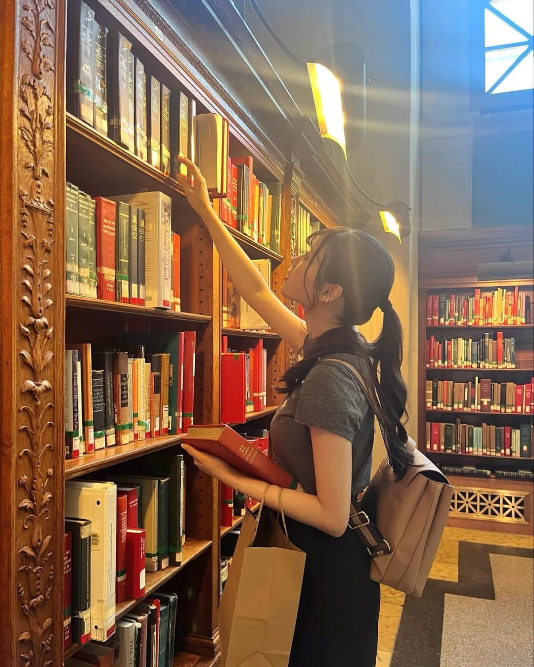 月野有菜さんのインスタグラム写真 - (月野有菜Instagram)「ボストンでの写真です☺︎  この日はお友達とゆっくり散策しました🌿‬  Boston Public Libraryという図書館は、 図書館と思えないくらいとっても大きくて綺麗でした📕✨ 図書館の中にあるレストランではアフターヌーンティーをいただきました🫖  公園を歩いているとリスをみつけて写真を撮ったり、メリーゴーランドをみつけて乗ったり、歩いているだけで色んな発見があって楽しかったです♡」11月8日 20時02分 - yuna_tsukino920