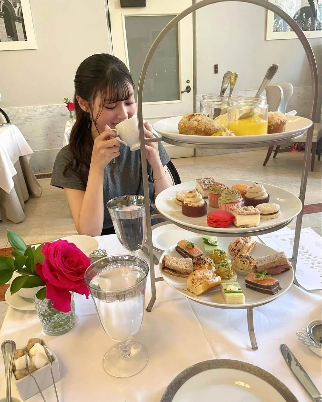 月野有菜さんのインスタグラム写真 - (月野有菜Instagram)「ボストンでの写真です☺︎  この日はお友達とゆっくり散策しました🌿‬  Boston Public Libraryという図書館は、 図書館と思えないくらいとっても大きくて綺麗でした📕✨ 図書館の中にあるレストランではアフターヌーンティーをいただきました🫖  公園を歩いているとリスをみつけて写真を撮ったり、メリーゴーランドをみつけて乗ったり、歩いているだけで色んな発見があって楽しかったです♡」11月8日 20時02分 - yuna_tsukino920