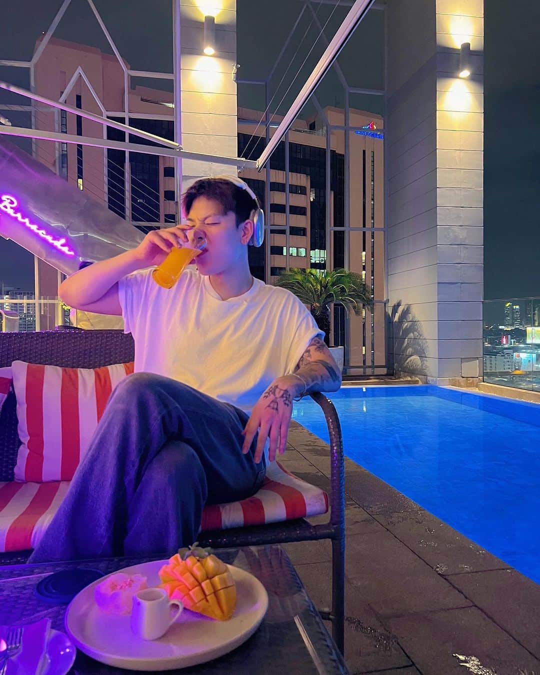ZELO のインスタグラム：「Missing warm weather already 🏊‍♂️」