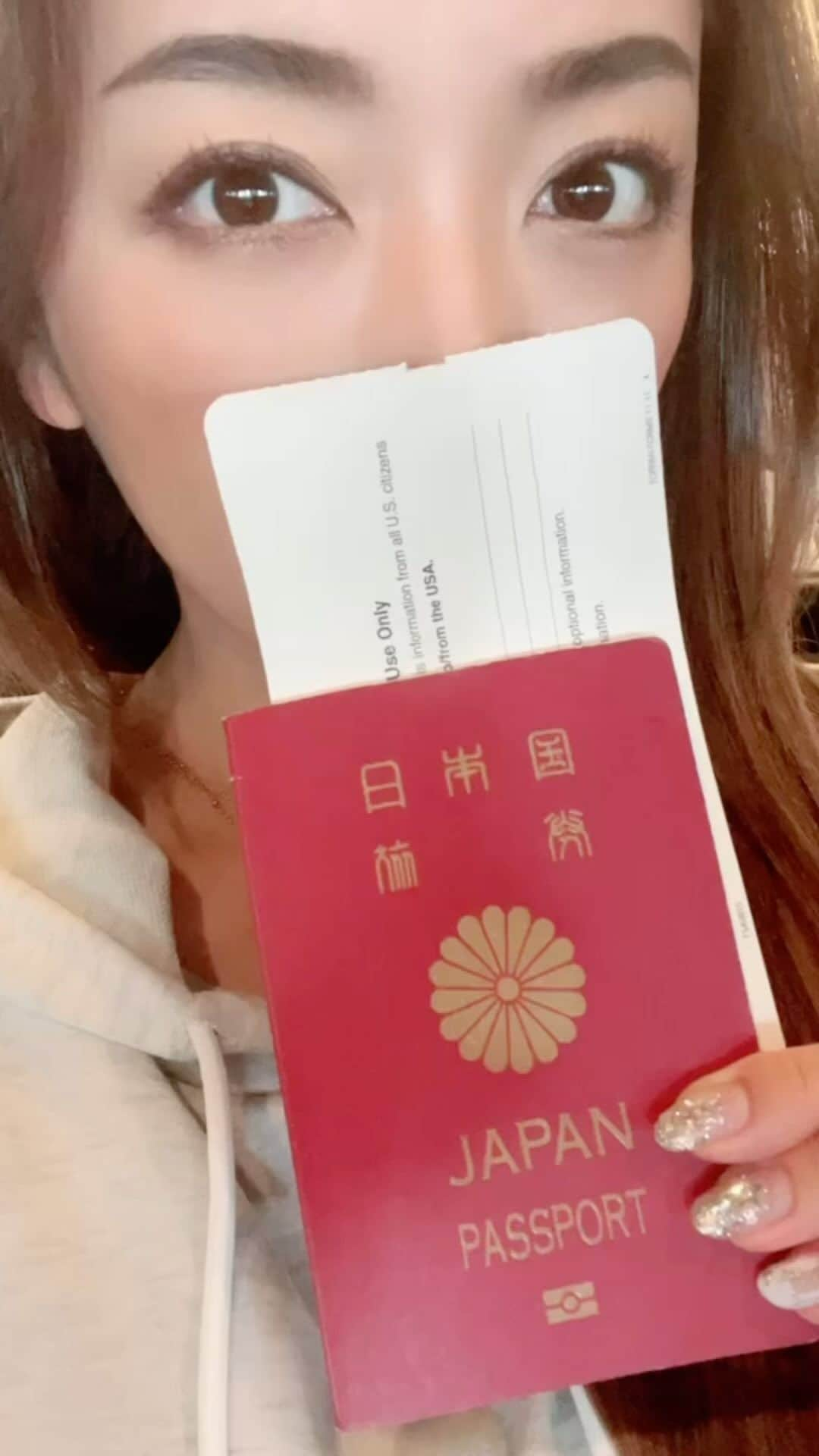 松藤あつこのインスタグラム：「13年ぶり⁉️韓国Seoul🇰🇷1日目⭐️  韓国は何度も行ってましたが，地下鉄使うの初めて😝  こんなに便利になってるなんて〜✨  一人で飛び立つのは本当に久しぶり✈️(子供達は田舎でスペシャル体験😉) 知らない土地をフラフラして、友人に会えた時の安堵感たるや♡♡♡  行きの飛行機で @annasumitani ちゃんの本の残りを一気読み✨ 素晴らしいマインドの持ち主で、尊敬しています♡  私は、真逆人間かな🤣 甘えが過ぎる自分に反省🤪  今回は江南ステイ‼️  という事で、結果、江南だけを極めました♡  @nana.0312 さんオススメのカンジャンケジャン目指したのだけど。。 渋滞もすごくて断念… 次回は絶対行きます‼️  Google mapで見つけた カンナムの　#オダリチプ 美味しすぎて…  涙出たーーーーーーーー！！！！！  初日はね、飲んでなんぼ。  続きまーす⭐️  #韓国旅 #羽田から行く海外  #楽すぎる #近すぎる #マイルでね #韓国大好き #ご飯が特に #カンジャンケジャン #カンジャンセウ #オダリチプ #発酵大好き #生きてて良かった」