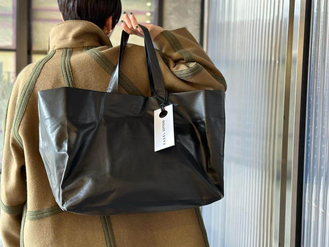 6(ROKU) OFFICIALさんのインスタグラム写真 - (6(ROKU) OFFICIALInstagram)「-  @kassleditions bag(DK.Brown) ¥50,600- tax in  @kassleditions bag(Black) ¥46,200- tax in  @kassleditions tote bag(Black) ¥72,600- tax in  @kassleditions outer ¥220,000- tax in  #roku #kassleditions」11月8日 20時03分 - 6______roku