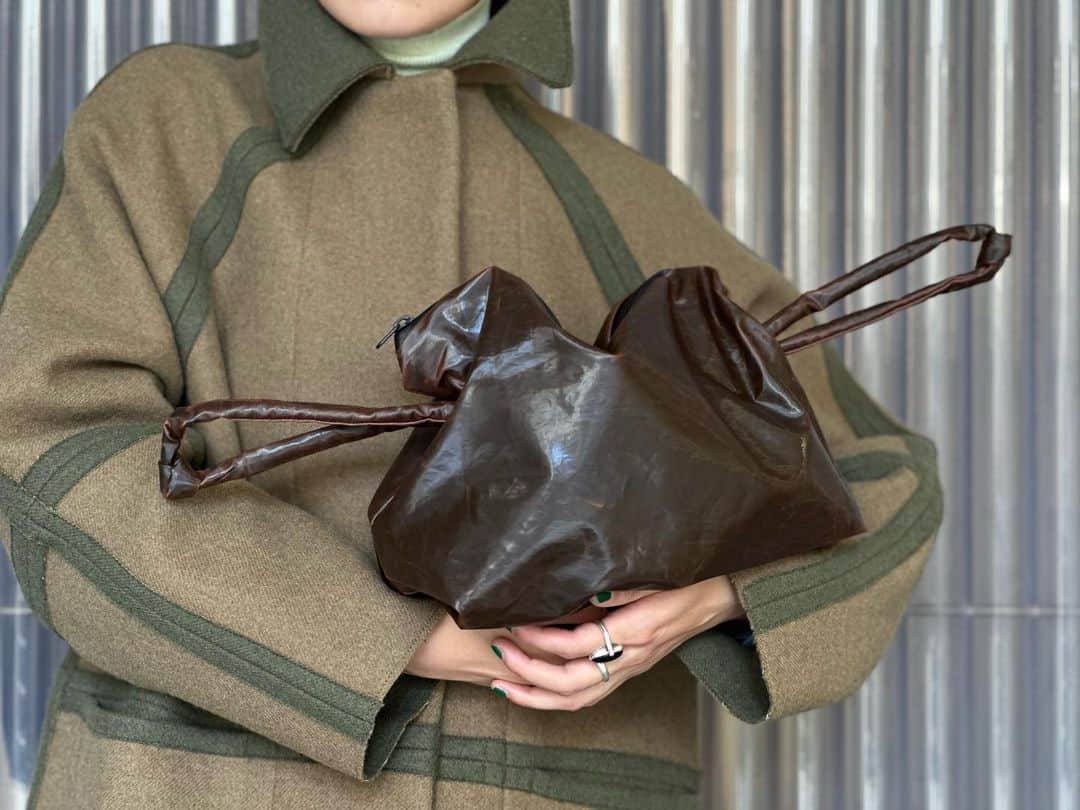 6(ROKU) OFFICIALのインスタグラム：「-  @kassleditions bag(DK.Brown) ¥50,600- tax in  @kassleditions bag(Black) ¥46,200- tax in  @kassleditions tote bag(Black) ¥72,600- tax in  @kassleditions outer ¥220,000- tax in  #roku #kassleditions」