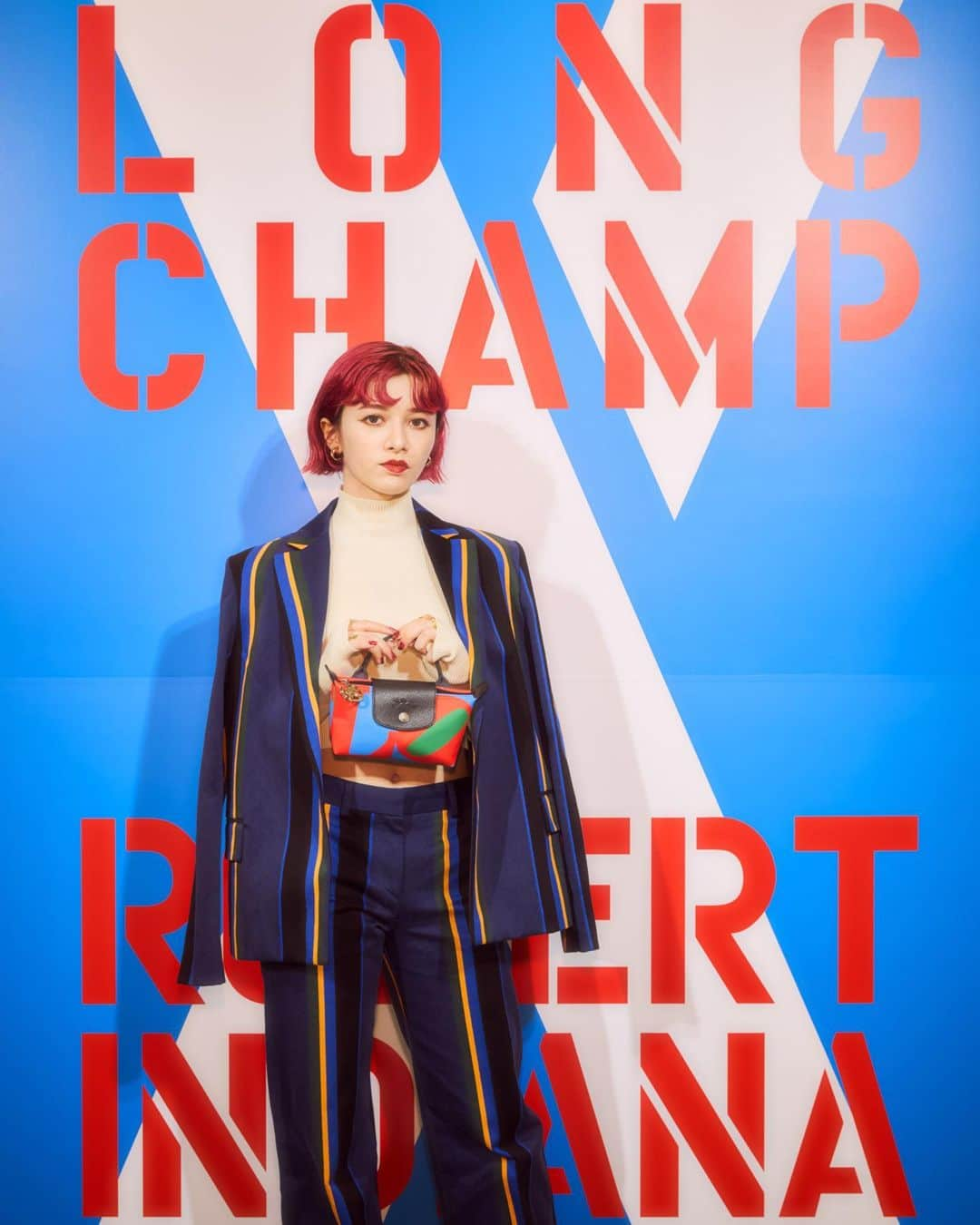 ガーダオ・メラニーのインスタグラム：「LONGCHAMP x ROBERT INDIANA Launch Party❤️💋 ⁡ 赤色の「LOVE」のオブジェ作者として知られているロバート・インディアナとロンシャンのトリビュート・コレクションは、色鮮やかなカラーからポジティブなパワーや愛が感じとられ、とても魅力的で目を惹かれました。 ⁡ 世界中で愛されているアートをバッグにのせて Let's Spread LOVE! :)  © Morgan Art Foundation, LLC. Licensed by Artestar, New York ⁡ #LongchampXRobertIndiana #LongchampLOVE #LongchampSS24 #ロンシャン #ad」