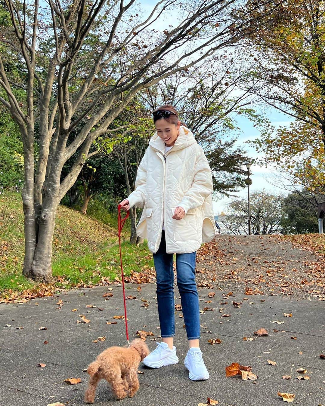 MAICOのインスタグラム：「#outfit . . お散歩コーデ🐶  トレンドのバラクラバ付きキルトコートは、最大8way仕様で色々な着こなしを楽しめます✨ フードあり、フードなし、リバーシブルで着てみました😊  Coat... @classicalelf_official  (アイボリーMサイズ着用)  #クラシカルエルフ #classicalelf #エルフコーデ #java #ジャバ #ユニクロ #ザラ #zozo #zozotown #zozo購入品 #zozotown購入品 #キルティングジャケット #キルティングコート#プチプラコーデ #骨格ウェーブ#秋服コーデ」