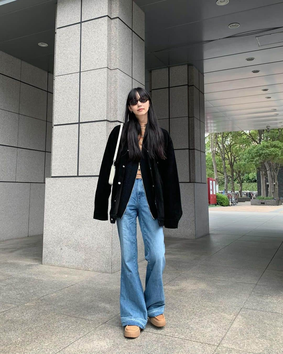 Shiho Sasakiのインスタグラム：「70s mood👖🍁  #outfit_shiho  #ファッション #コーディネート #今日のコーデ #今日のファッション #大人カジュアル #モードカジュアル #黒髪ロング#デニムコーデ」