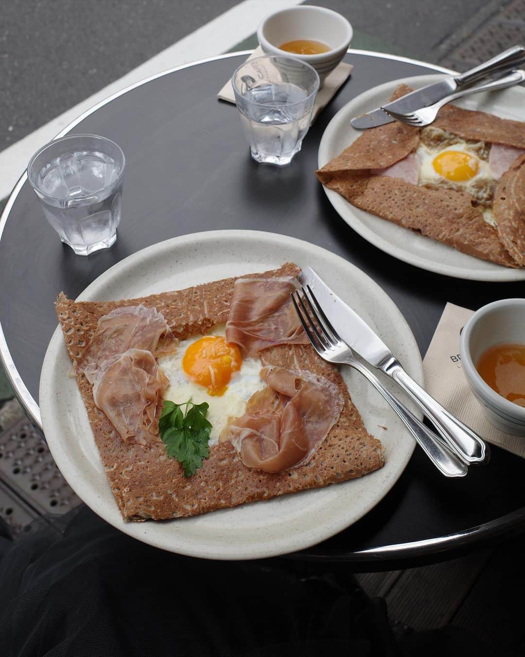 中瀬古ゆきなさんのインスタグラム写真 - (中瀬古ゆきなInstagram)「cafe time.  何十回通りかかったか分からないけど 行ったことがなかったBREIZH cafe.  大好きな生ハムが乗ったガレットと カプチーノをいただきました◎  フランス人の店員さんが とてもチャーミングでほっこり。  with @marina_hir ♡  #cafe #breizhcafe #表参道カフェ」11月8日 20時06分 - yuch1129