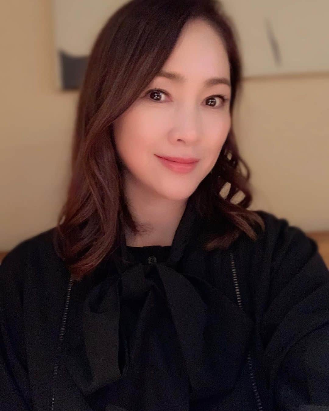 田中悦子さんのインスタグラム写真 - (田中悦子Instagram)「#黒シャツ #black #黒リボン #アラフィフコーデ #アラフィフ女子 #黒が好き」11月8日 20時15分 - etsuko.reborn25