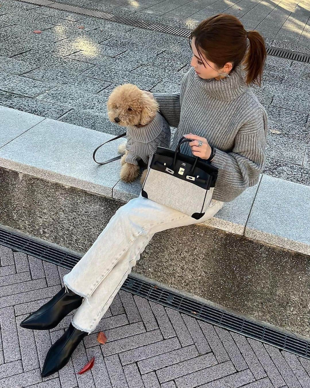 mi01ki24さんのインスタグラム写真 - (mi01ki24Instagram)「この冬もARUとやりたい リンクコーデで今年はグレー🐶 ドッグセーターは毎年 @hm で🩶  キョロキョロするから前向いての 2枚目のARUの膨れっ面が笑える🤣  knit… @dolce._official  denim/ boots… @zara bag… @hermes」11月8日 20時09分 - _miki0124_