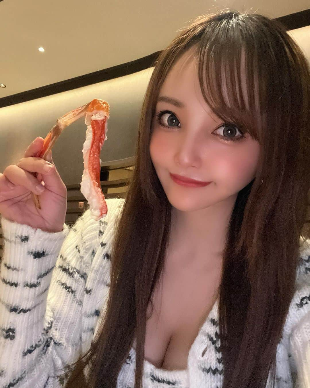 宇佐美あいりのインスタグラム：「先日行きたかったカニ🦀さん  めっちゃ久しぶりにカニ🦀 食べてうまうまでした( ᷇࿀ ᷆ )♡  海鮮が大好物やねん🥹💗  カニはヘルシーだからいいよね🤭  #カニ#蟹#蟹しゃぶ#蟹みつ#蟹料理#海鮮#海鮮グルメ#日比谷グルメ#日比谷ミッドタウン#ミッドタウン#グルメ#グルメ#gourmet#gourmetfood #instadaily#instalike#igers#selfie#instagood#pleaselike#japanesegirl#followm#likeforlike#like4like #follow4follow#followforfollow#f4f」