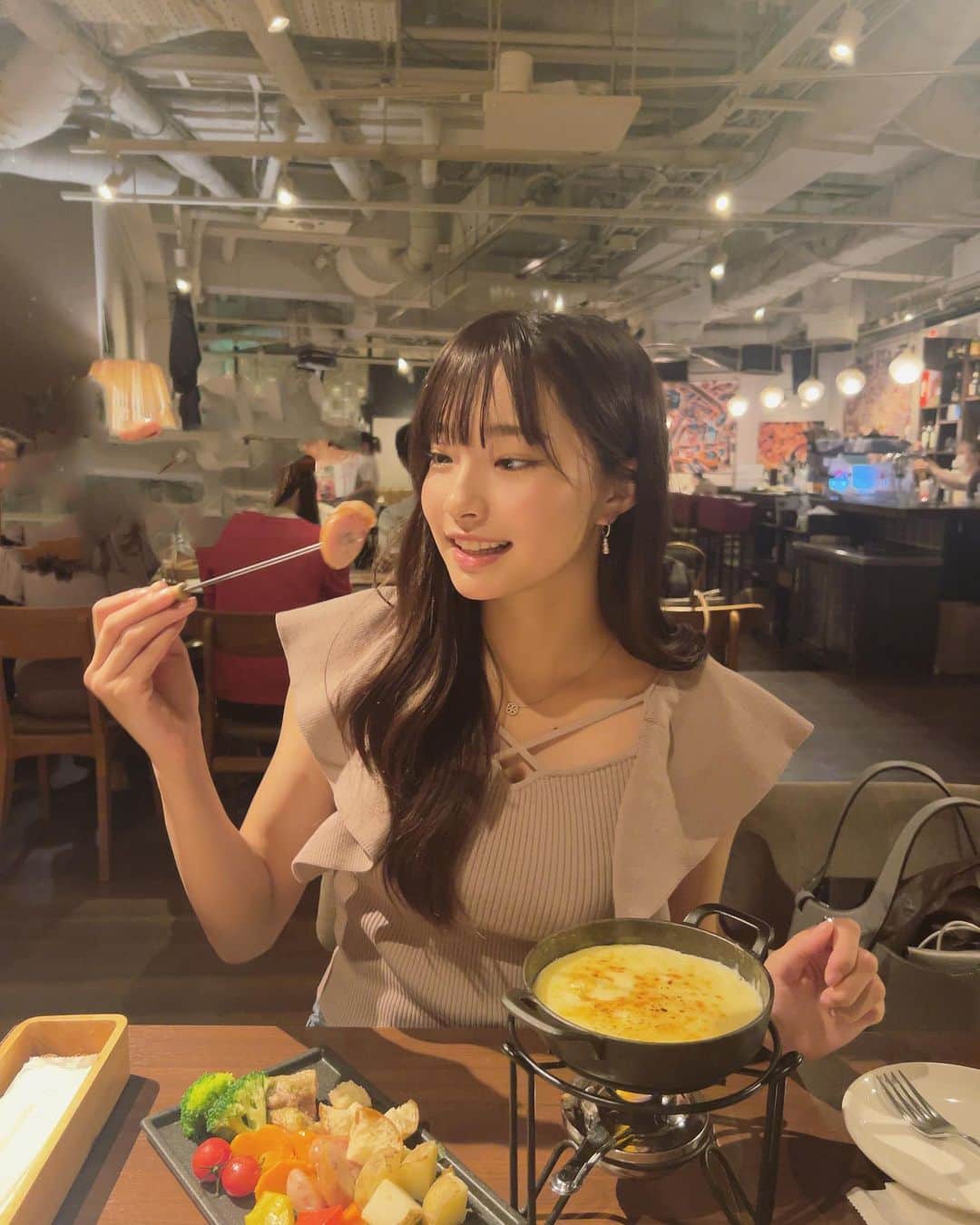 里仲菜月のインスタグラム：「チーズフォンデュしたい🧀」