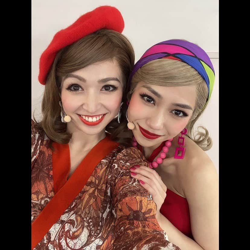 ダンドイ舞莉花のインスタグラム：「今日もご観劇ありがとうございました🍹  大好きな優花と😘 出会えたのが嬉しすぎて私が泣いたって優花がこの間Twitterでバラしてたね笑  でも本当に出会いに感謝🥲 らぶが溢れてるの🫶🏻  次の舞莉花スーは 11/11 16:30 だよ🧡  私は東京公演あと3回！ みんな観にきてー！ プリーズ❤️  #スライスオブサタデーナイト #田野優花 #ASliceOfSaturdayNight #musicaltheatre #musical #theatre #tokyo #japan #performer #singer #actor #ミュージカル #60s」