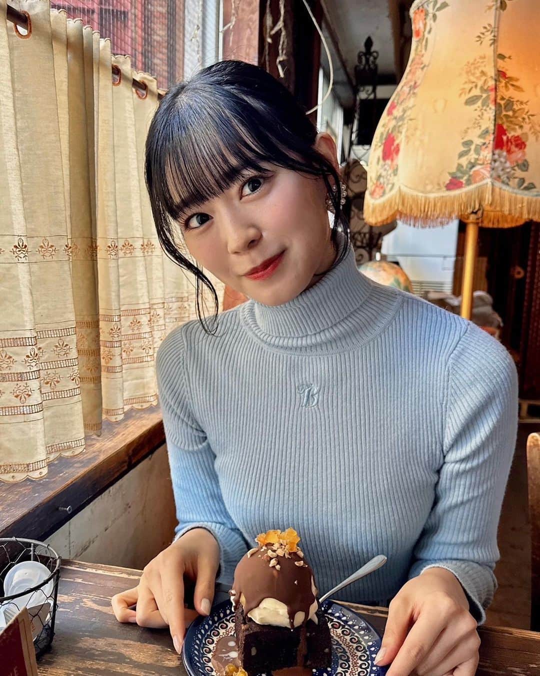 坂井仁香のインスタグラム：「🩵🍫  今日顔周り可愛く巻けた☺︎  #とき宣#坂井仁香#ひとちゃん#超とき宣#超ときめき宣伝部#ランチ」