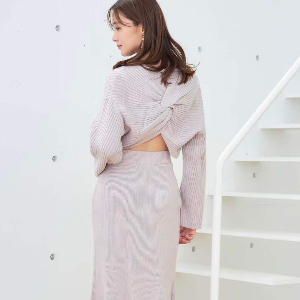 MERCURYDUOのインスタグラム：「《 NEWARRIVAL 》 ⁡ ／ 　バックシャンがポイントのワンピース。 　上はゆるっと、下はマーメイドの 　メリハリシルエットデザイン✔︎ ＼　 ︎ ⁡ #バックシャンツイストデザインニットワンピース color:ivory/black/babypink size:S/M ⁡ ⁡ ⁡ ⁡ アイテム詳細は投稿の商品タグ、 または @mercuryduo_comの トップURLからCHECK！ ⁡ ⁡ ⁡ ※人気アイテムは数に限りがありますのでお早めに ⁡ ⁡ ＿＿＿＿＿＿＿＿＿＿＿＿＿＿ ㅤ ⁡ 人気スタッフのコーディネートはこちら ▶︎ @mercuryduo_styling  ⁡ #MERCURYDUO #マーキュリーデュオ #公式通販runwaychannel ⁡ ＿＿＿＿＿＿＿＿＿＿＿＿＿＿ ㅤ #ワンピースコーデ#ワンピコーデ#ワンピ #ニットワンピース#ニットワンピ#olコーデ #デートコーデ#冬服コーデ#冬ワンピ #肌見せコーデ#マーメイドワンピース」