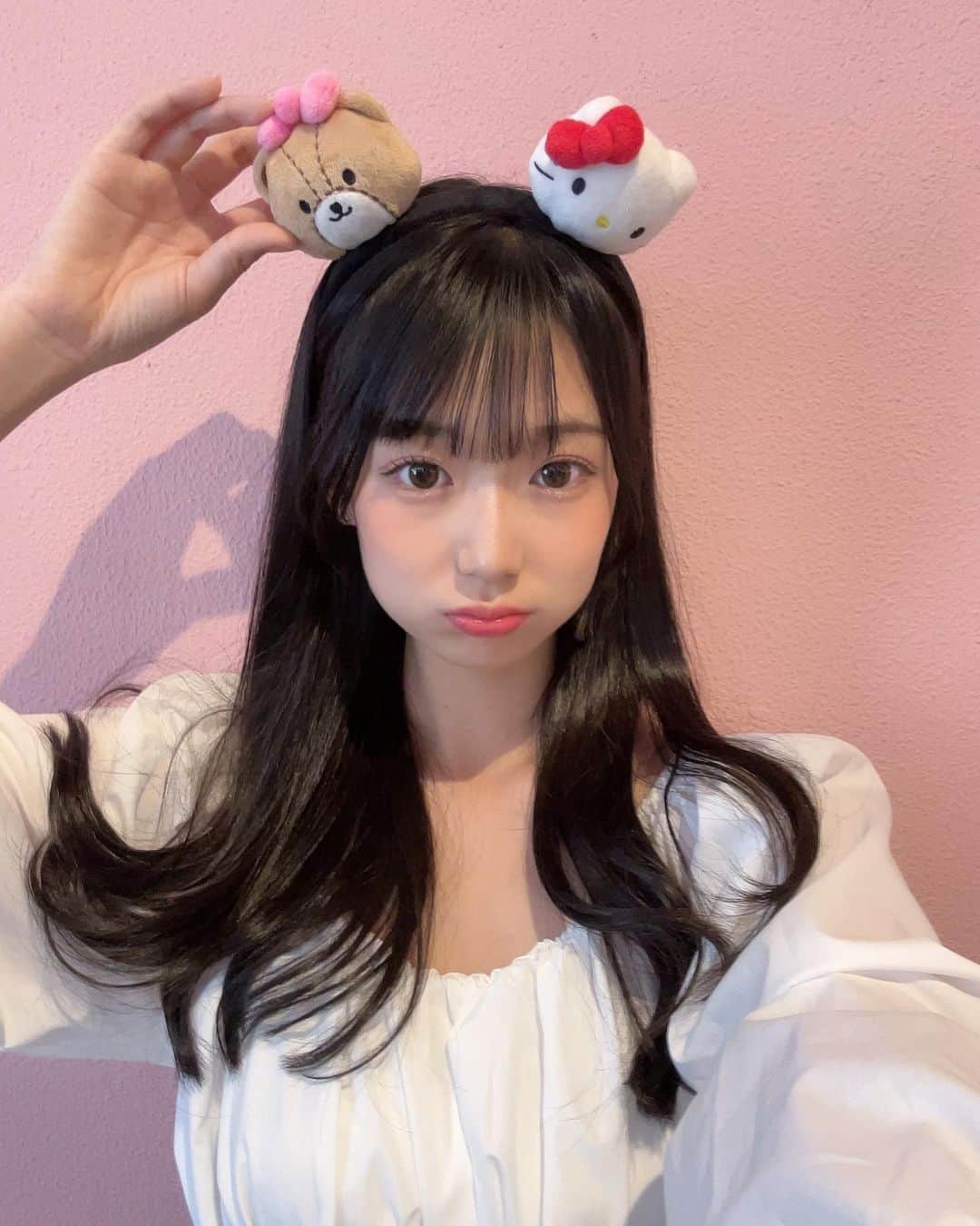 百田汐里のインスタグラム：「すき？🥹 . ． ． #セルカ #カチューシャ #ユニバ  #jkブランド  #jk  #jkの素敵な思い出  #ファッション  #黒髪ロング  #ストレート  #メイク #ヘアアレンジ  #fashion  #like  #instagram  #ハーフツイン  #冬服  #ootd  #셀카  #좋아  #좋아요  #머리  #얼스타그램 #메이크업  #오오티디 #일상」