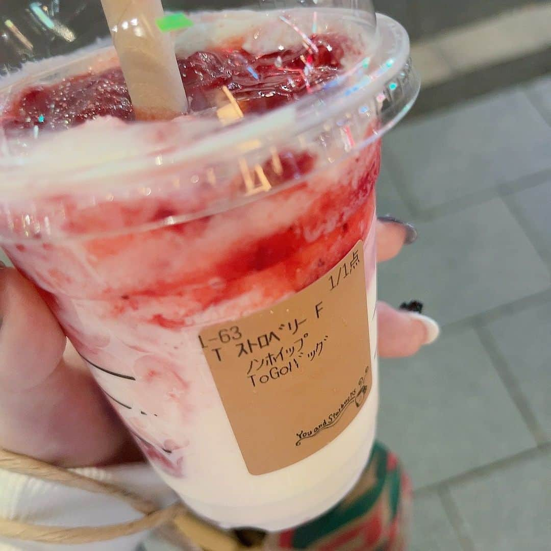 ねぎまさんのインスタグラム写真 - (ねぎまInstagram)「. . やっと飲めたー！！🍓 スタバのいちご系で一番好きかも！！ 袋もクリスマス仕様になってて可愛い🎄🎅🏻 . . #スタバ #starbucks」11月8日 20時13分 - negineginet