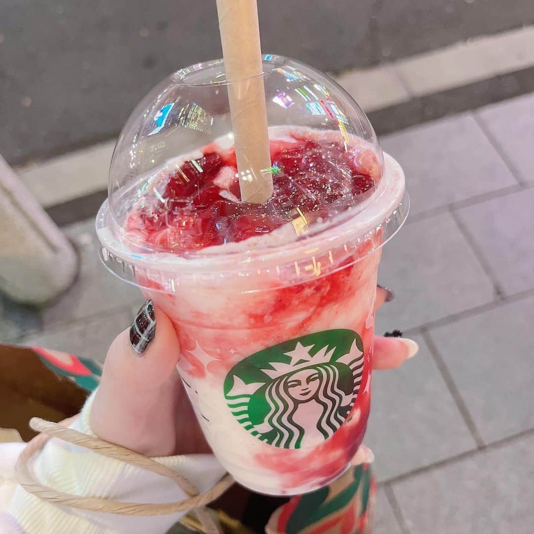 ねぎまのインスタグラム：「. . やっと飲めたー！！🍓 スタバのいちご系で一番好きかも！！ 袋もクリスマス仕様になってて可愛い🎄🎅🏻 . . #スタバ #starbucks」