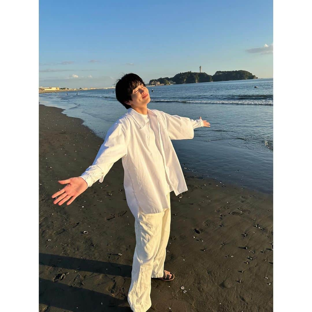 西垣匠さんのインスタグラム写真 - (西垣匠Instagram)「🌅🚥 ⁡ 「リュックと添い寝ごはん」さんの新曲 『恋をして』のMVに出演します。 ⁡ とても可愛らしく、まっすぐな恋心を歌った曲です。 ⁡ 西垣は爆走しております。 あと入水もしてます。 ⁡ 11\15(水)の0時にYouTubeにてプレミア公開がされるので、ぜひお楽しみに！ ⁡ 同じ事務所の青島心さんと✌️」11月8日 20時14分 - sho_nishigaki_official