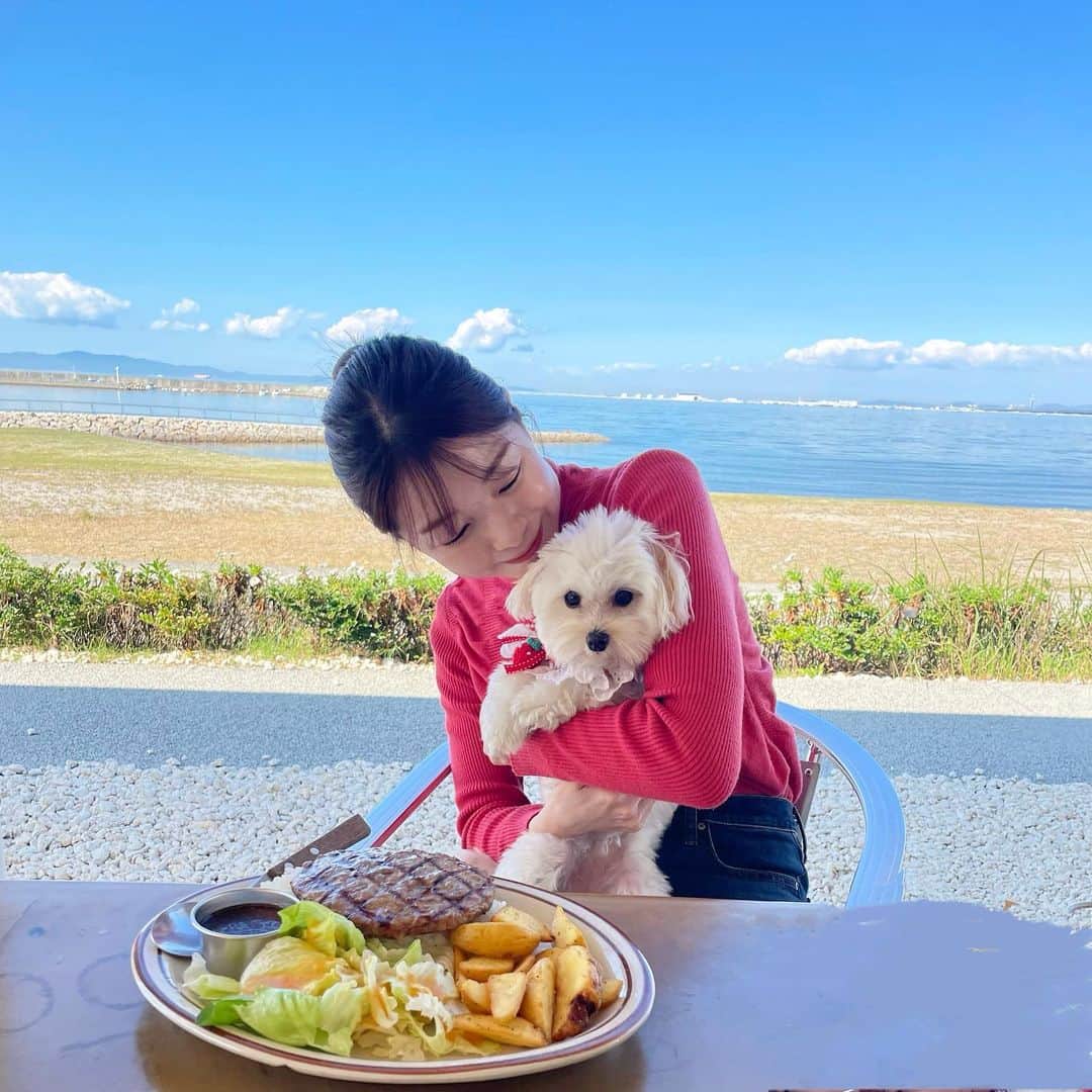 中西香菜のインスタグラム：「海沿いでご飯が食べられたりカフェがあると知って、 泉南りんくう公園に行ってきました！  海風が気持ちくてお散歩するのが最高でした🐟✨ 　　  またいつか行きたいなぁ😌」