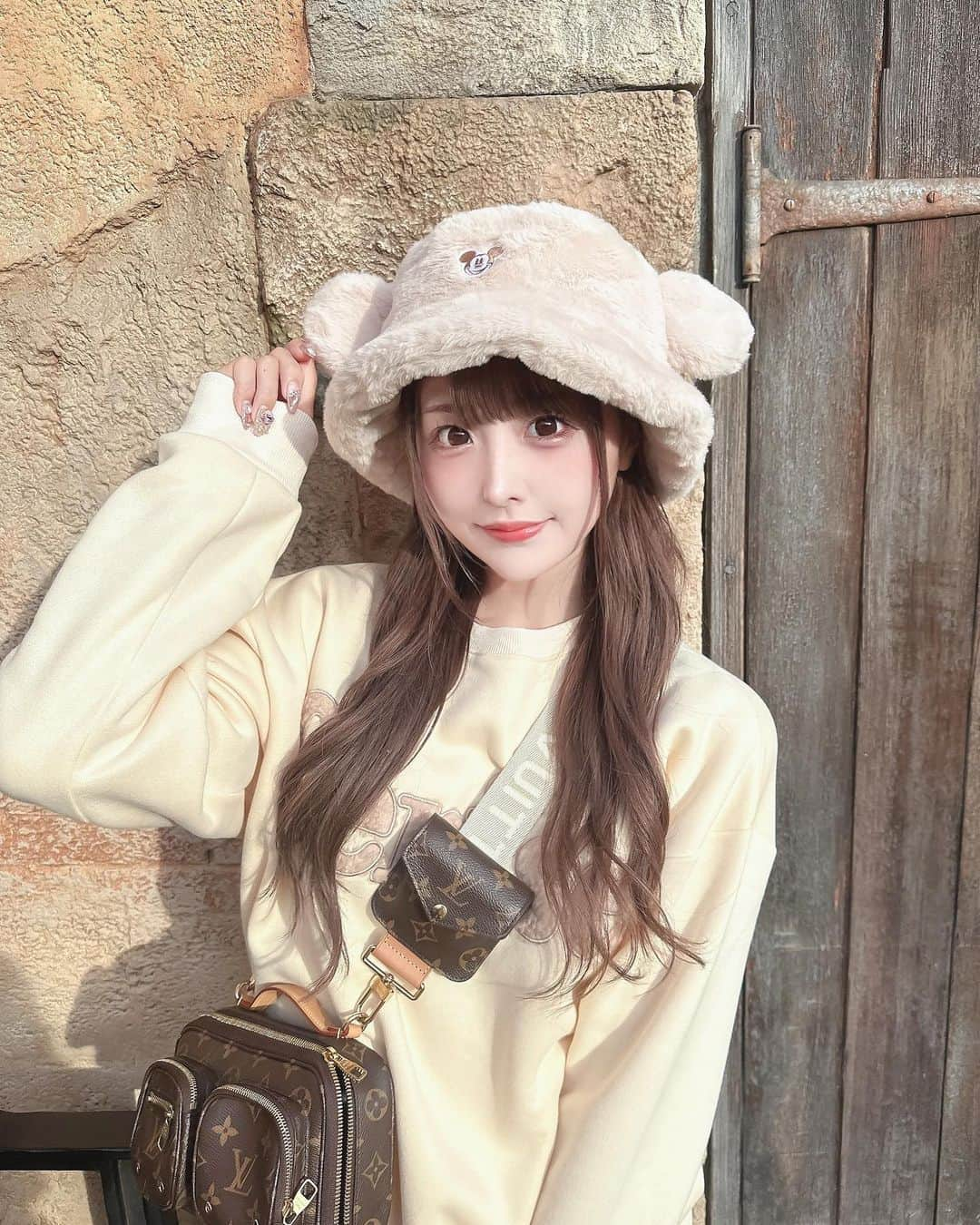 神楽ひなこのインスタグラム：「オフ感満載ディズニー🐭 このモコモコバケハ可愛すぎる💛  . .  #ディズニー#ディズニーシー#ディズニーコーデ」