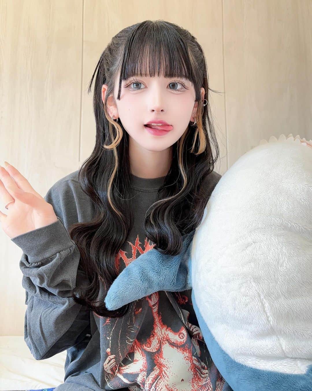 狐波ろんさんのインスタグラム写真 - (狐波ろんInstagram)「角度で顔かわりすぎるロンTの悪魔ちゃんの真似したろんさん  . #pr」11月8日 20時24分 - ron_konami