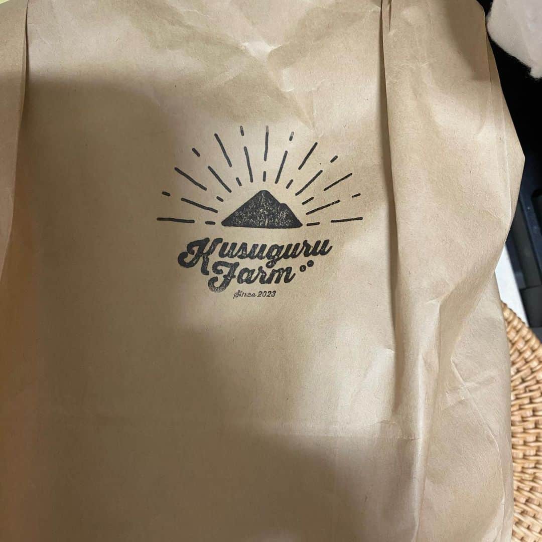 わたなべだいすけのインスタグラム：「2023.11.8  ふたかみ君&かず君のkusuguru farmからサツマイモをいただきました。早速焼き芋に。おいしい！ありがとう！  #kusugurufarm」