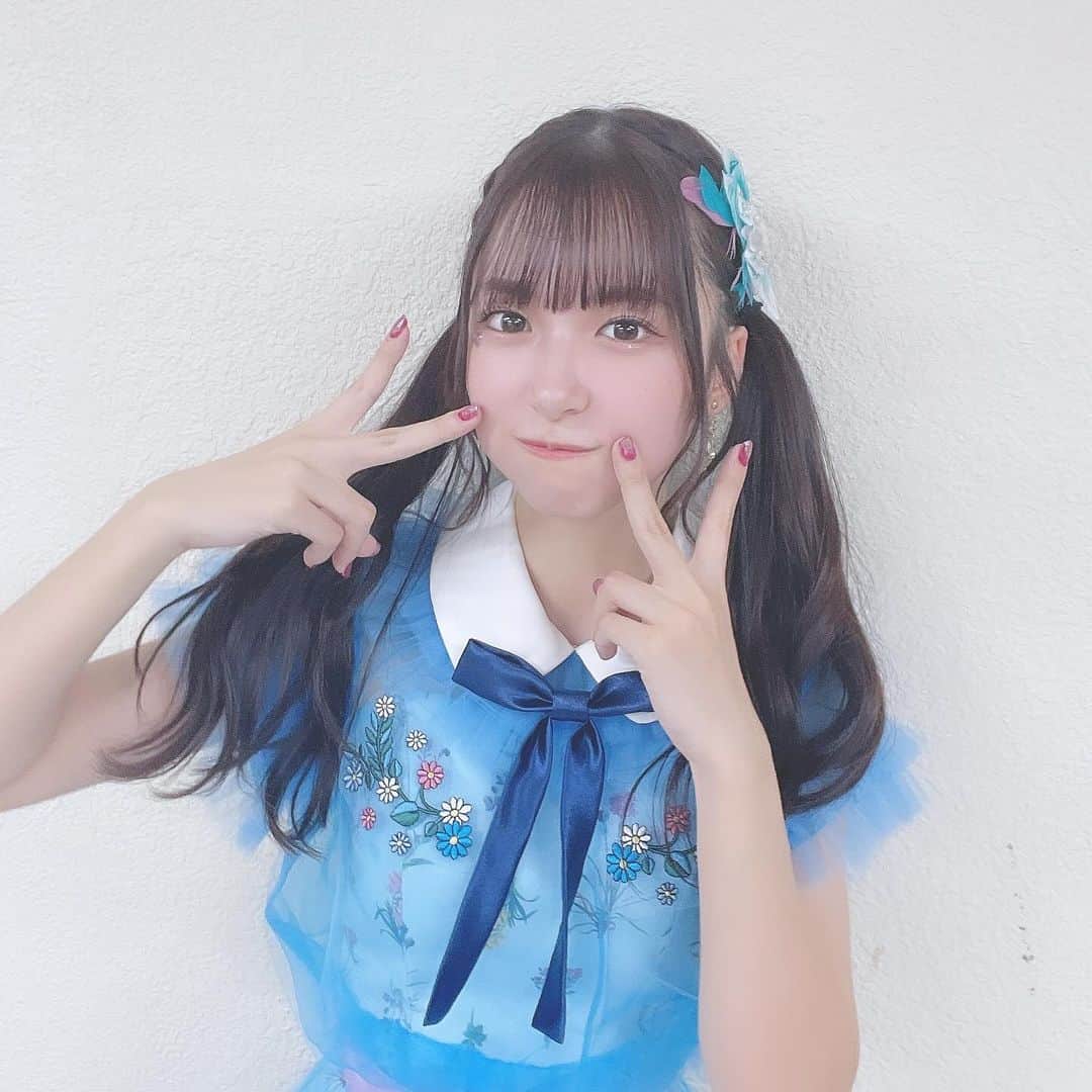 のインスタグラム：「🌷 * #新しいチャイム の衣装🪼 チームBでたくさん着た衣装です✨ 5月25日の春生まれ💐春生まれで1番遅いんだって👶 武道館3日目のオープニング全曲 楽しくて張り切ったから顔赤い🍎 * #AKB48武道館 #オサレ さん #オサレカンパニー さん #pyonstagram  #AKB48 #アイドル #富山 #富山県 #はるpyon #橋本陽菜 #圧倒的橋本陽菜 #橋本陽菜を広める」