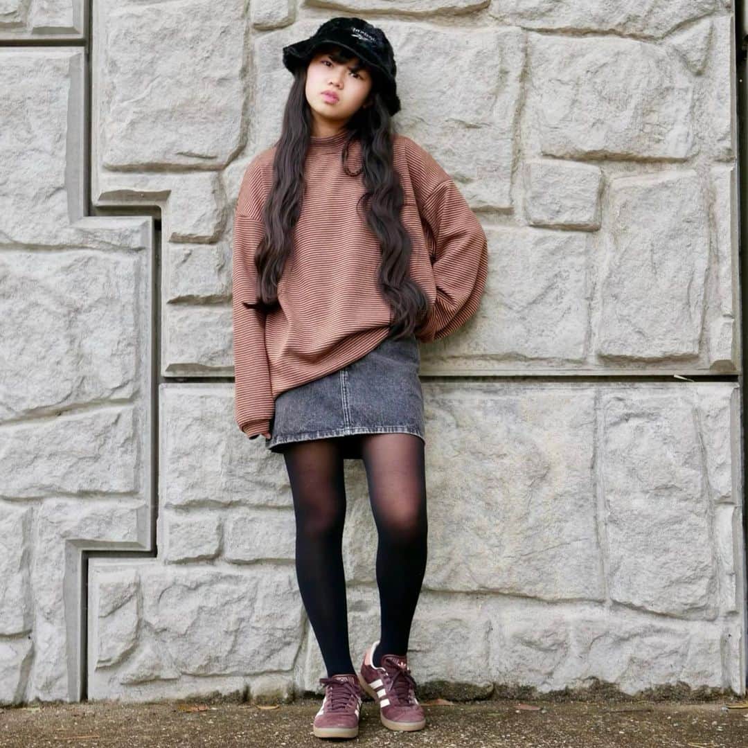 花音のインスタグラム：「・ #ボーダートップス 。 好みのシルエット(*´ω`*) ・ しっかり厚手でゆったりぬくぬく♡ ・ #wego の#デニムスカート もお気に入り♩ ・ ・ ・ #プチプラコーデ  #スカートコーデ  ・ ・ ・ トップスsize:FREE→ @chaco_closet__official  スカートsize:XS→ @wego_official  帽子→ @reebokjp #reebok  シューズ→ @adidasoriginals #adidas #gazelle  ・ 【身長147/体重38】 ・ ・ ・ #キッズコーデ #カジュアルコーデ #低身長コーデ #スニーカー女子 #ストリートファッション #足元倶楽部 #バケットハット」