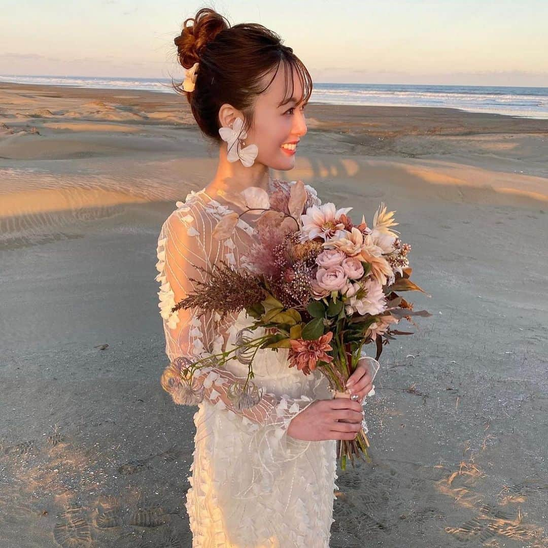 Choole 業界初、オンライン結婚式準備サービスさんのインスタグラム写真 - (Choole 業界初、オンライン結婚式準備サービスInstagram)「【#結婚式コーデ】 こんばんは！トキハナ編集部です✨ - - - - 今回はコーディネートの参考にしたい！💕 『おしゃれ花嫁さんの結婚式特集』をご紹介⭐️ - - - - Photo by @michan.1126  - - - - ——————————————————  ⚜️トキハナって？ LINEで式場探し使いやすさNo.1✨ 『結婚式場見学予約サイト👰🏻‍♀️』  🕊️トキハナの特徴🕊️ ・・LINEで元ウエディングプランナーに相談できる（夜22時まで） ・式場との独自契約により「即決不要の最低価格保証」を約束 ・見学手配＋見積もりチェック付き ・カンタン診断で好みの式場が見つけられる プロフィールリンクからウエディング診断やってみてくださいね🩵  ————————————————— #おしゃれ花嫁#プレ花嫁#卒花嫁#トキハナ#ナチュラルウエディング#結婚式ヘア#ブライダルヘア#ウエディングヘア#ウエディングドレス」11月8日 20時19分 - tokihana_wedding