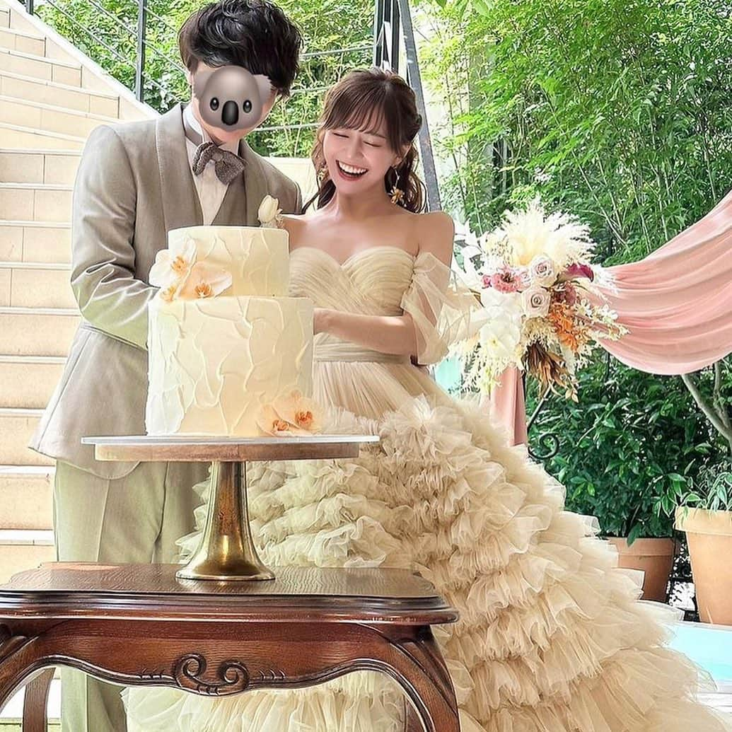 Choole 業界初、オンライン結婚式準備サービスさんのインスタグラム写真 - (Choole 業界初、オンライン結婚式準備サービスInstagram)「【#結婚式コーデ】 こんばんは！トキハナ編集部です✨ - - - - 今回はコーディネートの参考にしたい！💕 『おしゃれ花嫁さんの結婚式特集』をご紹介⭐️ - - - - Photo by @michan.1126  - - - - ——————————————————  ⚜️トキハナって？ LINEで式場探し使いやすさNo.1✨ 『結婚式場見学予約サイト👰🏻‍♀️』  🕊️トキハナの特徴🕊️ ・・LINEで元ウエディングプランナーに相談できる（夜22時まで） ・式場との独自契約により「即決不要の最低価格保証」を約束 ・見学手配＋見積もりチェック付き ・カンタン診断で好みの式場が見つけられる プロフィールリンクからウエディング診断やってみてくださいね🩵  ————————————————— #おしゃれ花嫁#プレ花嫁#卒花嫁#トキハナ#ナチュラルウエディング#結婚式ヘア#ブライダルヘア#ウエディングヘア#ウエディングドレス」11月8日 20時19分 - tokihana_wedding