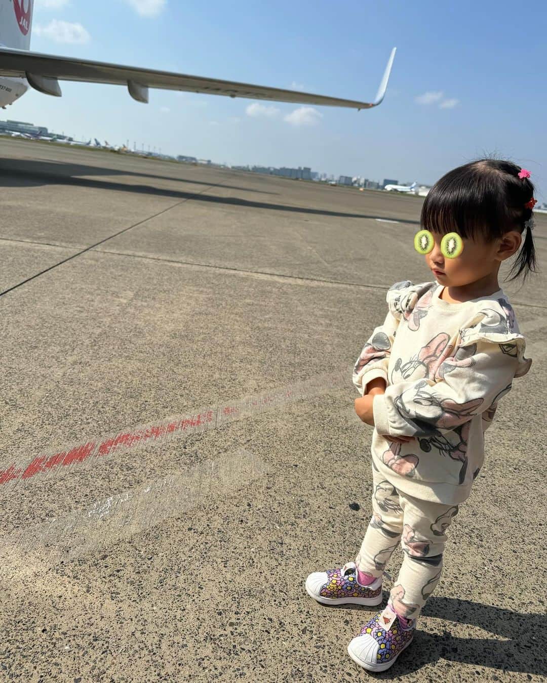 蒼乃夕妃のインスタグラム：「家族に会いに行く旅 その１✈️  ①行きの✈️、何故かシャトルバス🚌❗️それもまたレアでキウイ氏は楽しんでました🥝  ②久々だったから人見知りするかなぁと心配してたけど、着いた瞬間じぃじ&ばぁばにダッシュでハグ❤️その後も2人に指示を飛ばしながらこんな感じでずっーと遊んでました😍  ③ばぁばと2人で何話してたんだろ…🥰キウイ氏はばぁば大好き💕  ④キウイ氏のじぃじ愛が凄過ぎて、見てて面白かった❣️じぃじは嬉しそうに遊んでくれてました😊  ⑤実家の🐶と楽しそうに遊びながら、凄い色々命令してた😂  ⑥パパともいっぱい遊んだね〜❣️見よ❗️この足のスタンス‼️  ⑦⑧色んな所をお散歩して✨  ⑨疲れたから抱っこでお昼寝して💤😴  ⑩帰りの✈️もお利口にしてくれてました😊  この旅で一気にお姉さんに成長したキウイ氏🥝 ちゃんと話せば理解してくれるし、何が好きで何が嫌いかもハッキリ伝えてくれる❗️私自身、あまり子供と接している感覚がないぐらい普通にお喋りしちゃってます😂  🚗が大好きなキウイ氏は、帰り際に「◯◯ちゃんの車、岡山に置いとくね❗️」と言ってました🤣 いやじぃじの車だから‼️‼️🤣 すぐ全部自分のモノにする笑  🥝🥝🥝🥝🥝🥝🥝🥝🥝🥝🥝🥝」