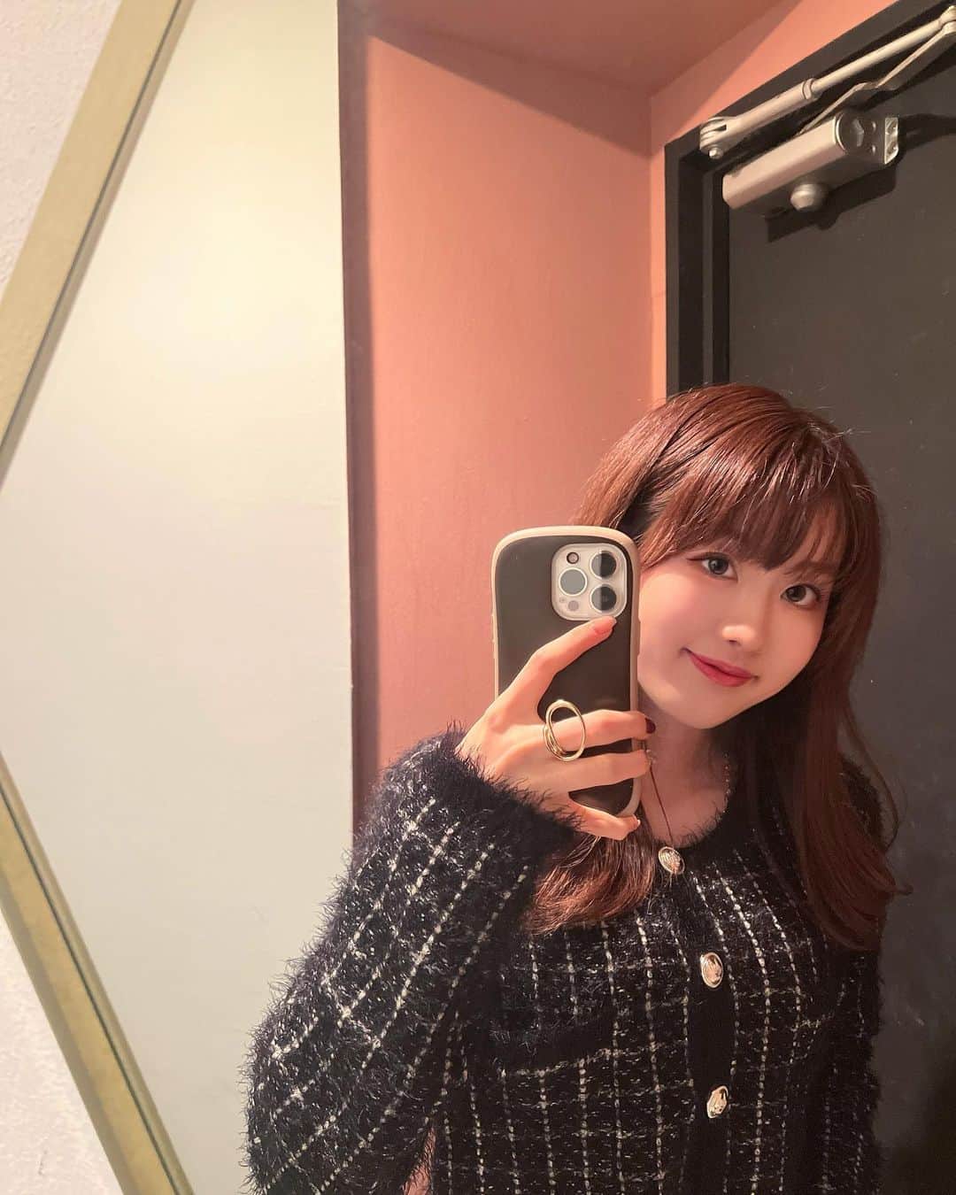 内構かのんさんのインスタグラム写真 - (内構かのんInstagram)「GRLの新作トップス着てみたら本当に可愛すぎた🖤⋆͛*͛  ツイードは大人っぽさと可愛さをどちらも兼ね備えているから凄く大好き♡  この中に着た黒のインナーも凄く可愛いし便利だったので是非♡  【商品番号】 トップス･･･dr483 インナー･･･at1587   #grl購入品  #grl  #grlコーデ  #グレイル購入品  #グレイル  #ツイード  #黒コーデ  #プチプラファッション  #低身長コーデ  #低身長女子  #低身長ファッション  #ootd  #ショートパンツコーデ  #秋冬コーデ  #キレイめコーデ  #フォーマルコーデ  #秋コーデ」11月8日 20時20分 - kanon_uchigamae