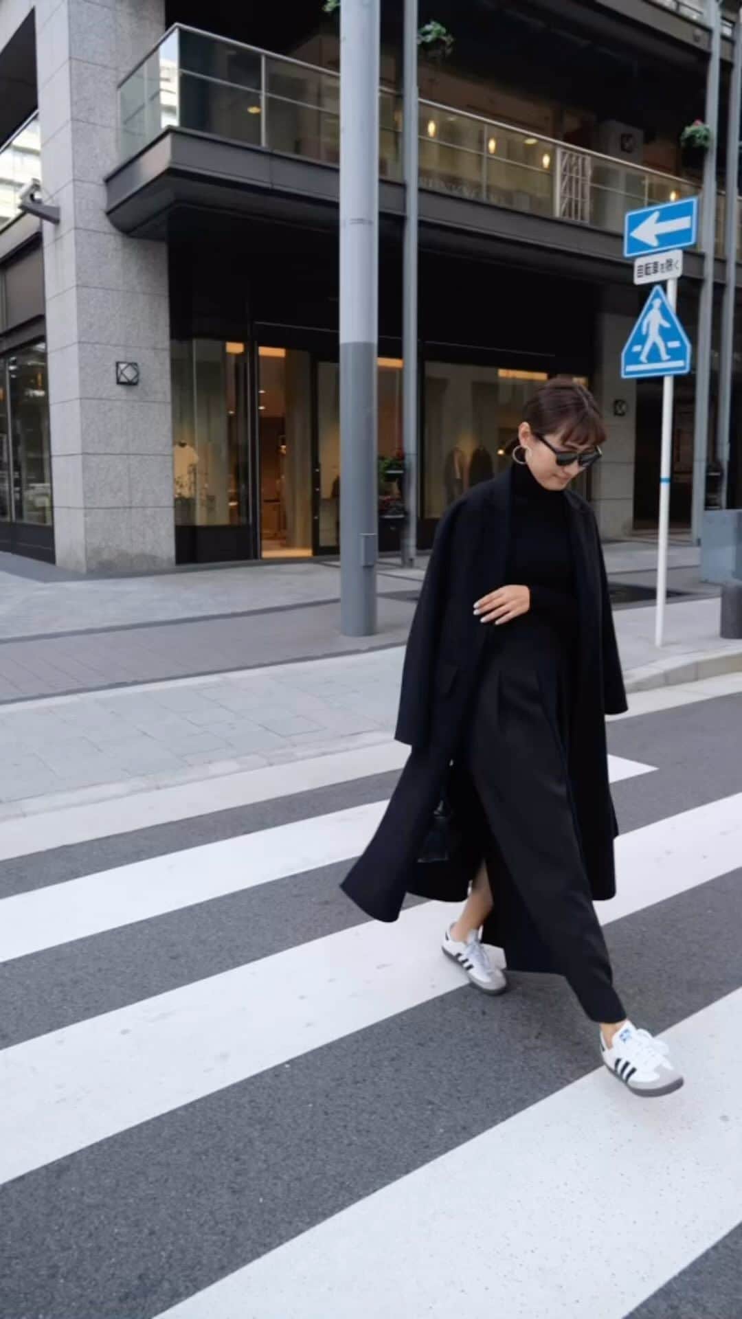 Hiromi Ｍaedaのインスタグラム：「monotone🖤🤍  そろそろコートの出番かな？まだかな？⛄️  @frey__jp  EASY COCOON SKIRT再・受注販売 11/11(土)21:00-11/13(月)23:59  #モノトーンコーデ#冬コーデ#大人カジュアル#シンプルコーデ#アディダスサンバog#ママコーデ#frey_jp#stunninglure#adidassambaog」
