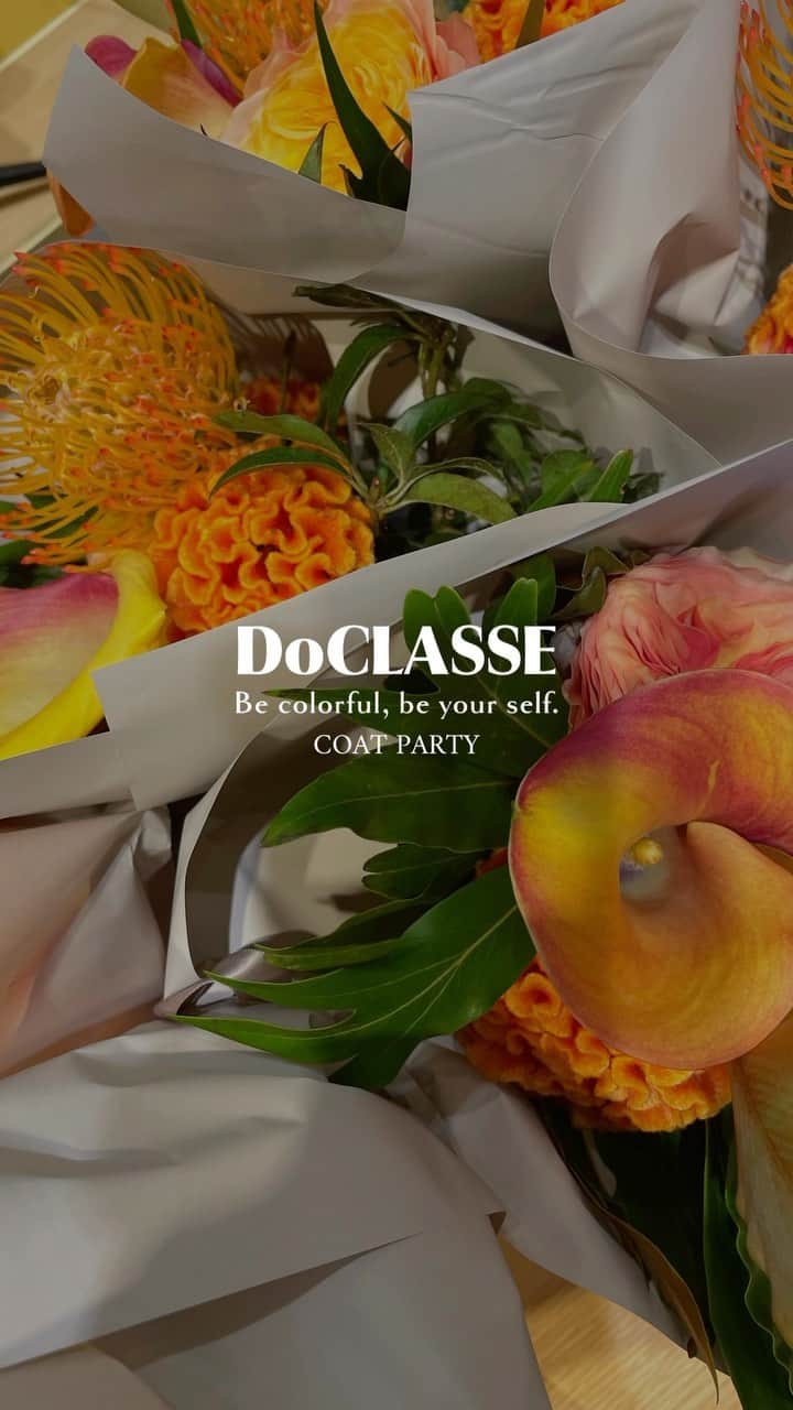doclasse_styleのインスタグラム：「🥂PARTY REPORT  先週末実施いたしました自由が丘店でのイベントにお越しいただきました沢山の皆様、ありがとうございました。  お気に入りのコートと共に、新たな自分探しの旅へ。  この秋はもっとカラフルに、自分らしく。新たな自分探しを楽しんでいただけるよう、豊富な色とデザインのコートをご用意いたしまして一足早めに冬のコートを早くご覧いただきました。  スペシャルゲストに占い・ファッションエディターの青木良文さんをお迎えし、ラッキカラーや色の意味をお話いただけるプチトークショー、気になる来年の運勢もお伺いいたしました。  ストーリーズのハイライトにスナップや皆様の素敵なコメントをご紹介しておりますので是非ご覧ください。  🎁本日からとっても豪華なプレゼント企画がオンラインストアでスタート！！　お見逃しなく！  #ドゥクラッセ #doclasse  #50代コーディネート #50代コーデ #ファッションコーデ #レディースファッション #パーソナルカラー #カラーコーデ #40代ファッション#40代ファッション #40代コーデ #40代コーディネート #秋冬コーデ #秋冬ファッション#プレゼントキャンペーン #プレゼント企画 #プレゼント企画開催中 #プレゼント応募」