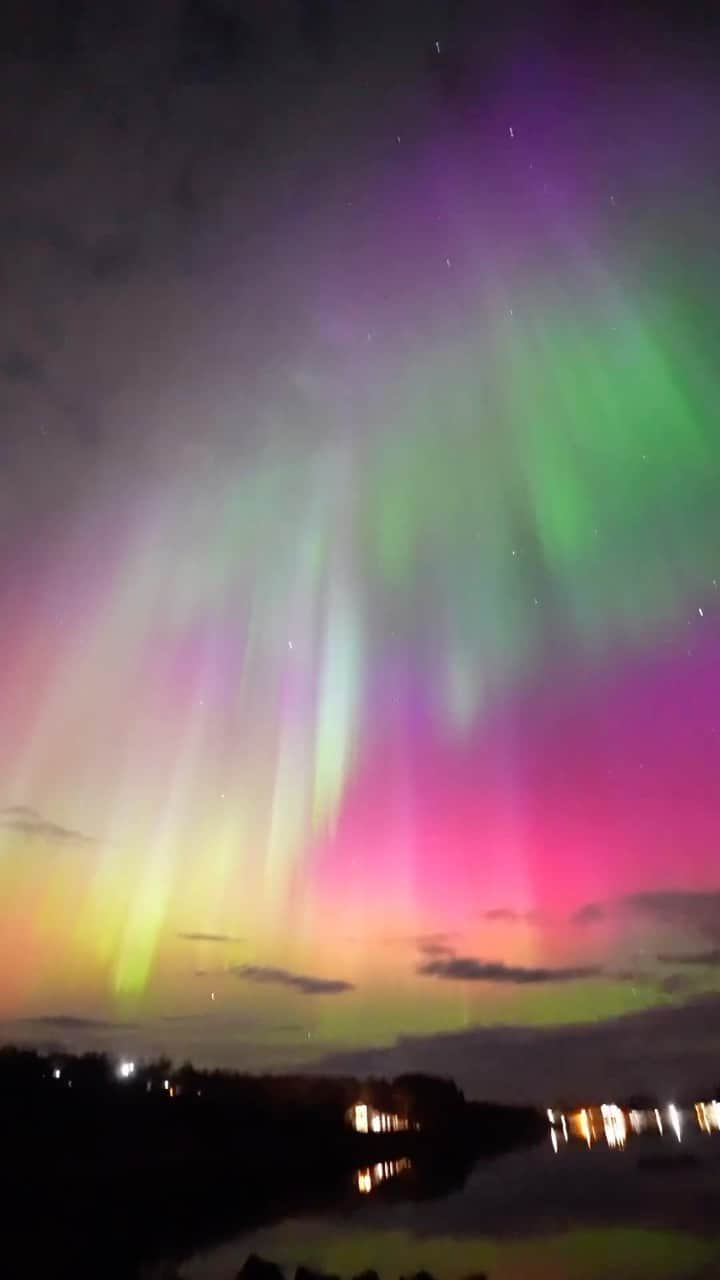 Live To Exploreのインスタグラム：「Exploring the Northern Lights transform the Lofoten landscape into a mesmerizing realm of wonder via @idavewilliams! 😍⚡️  Spread the travel inspiration by sharing this post with your fellow explorers!😍  🎥 : @idavewilliams 📍: Lofoten, Norway」