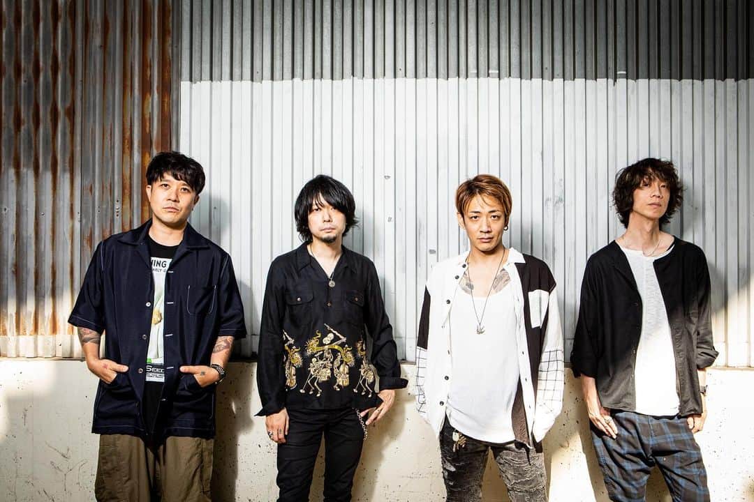 のインスタグラム：「【15th Anniversary History】 ⁡ ■2020年 Self-Cover Album『Futures』アーティスト写真 ⁡ Photo by @ruihashimoto  ⁡ ——————— Nothingʼs Carved In Stone 15th Anniversary "Live at BUDOKAN" 2024年2月24日(土)日本武道館 OPEN 16:30 / START 17:30 ⁡ ▼チケット ・指定席：8,200円(税込) ・学割指定席：6,200円(税込) ・ファミリー指定席：【親】8,200円(税込) / 【子供】6,200円(税込) ⁡ ▼ツアーWEB先行受付中(先着)！ https://eplus.jp/ncis-hp/ ⁡ #NothingsCarvedInStone #ナッシングス #NCIS #SilverSunRecords #liveatbudokan #日本武道館 #ナッシングス武道館」